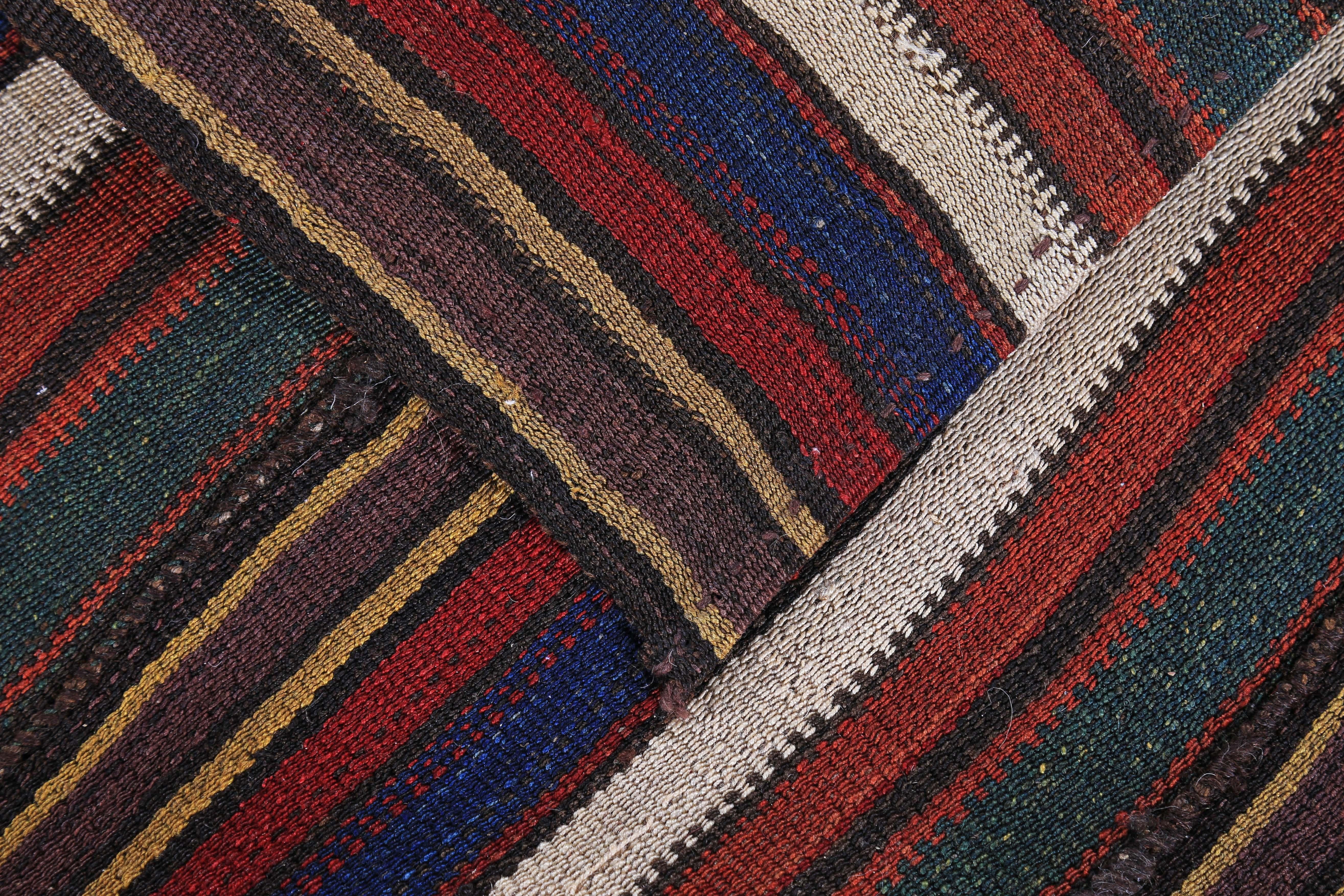 Tapis de Turquie moderne Kilim à rayures rouges, bleues et beiges Neuf - En vente à Dallas, TX