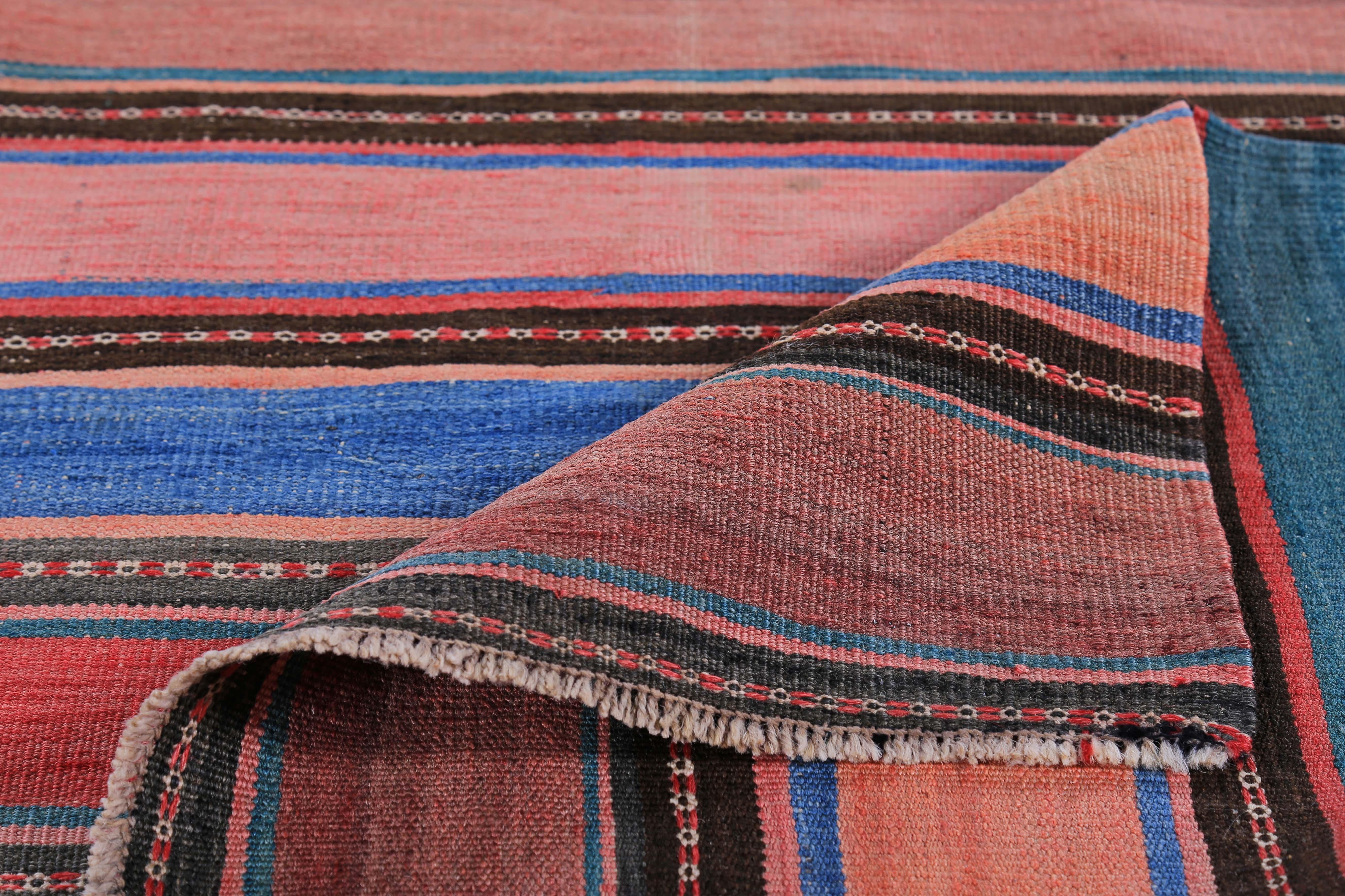 Moderner türkischer Kelim-Teppich mit roten, blauen und beigefarbenen Streifen im Zustand „Neu“ im Angebot in Dallas, TX