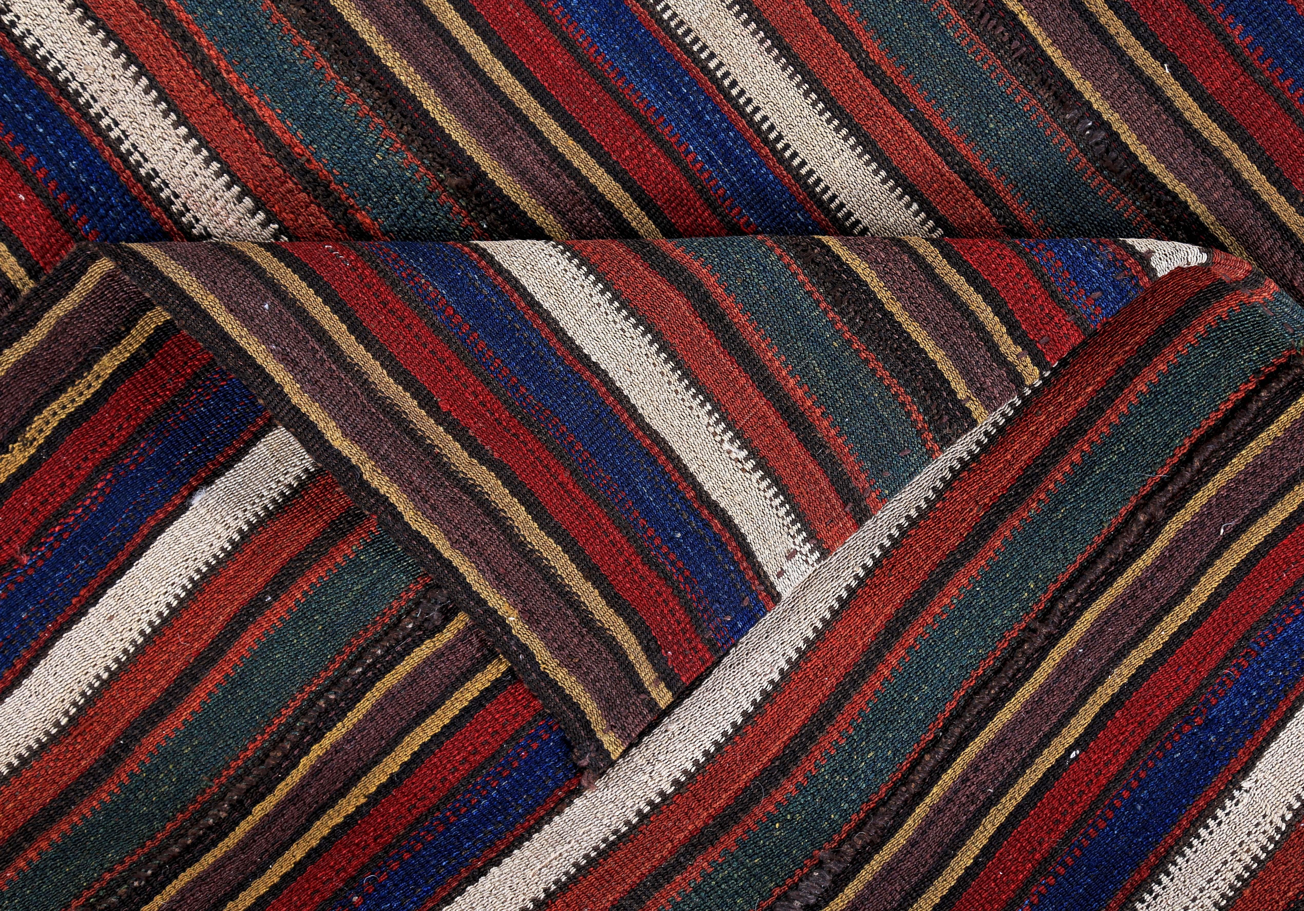 Moderner türkischer Kelim-Teppich mit roten, blauen und beigefarbenen Streifen (21. Jahrhundert und zeitgenössisch) im Angebot