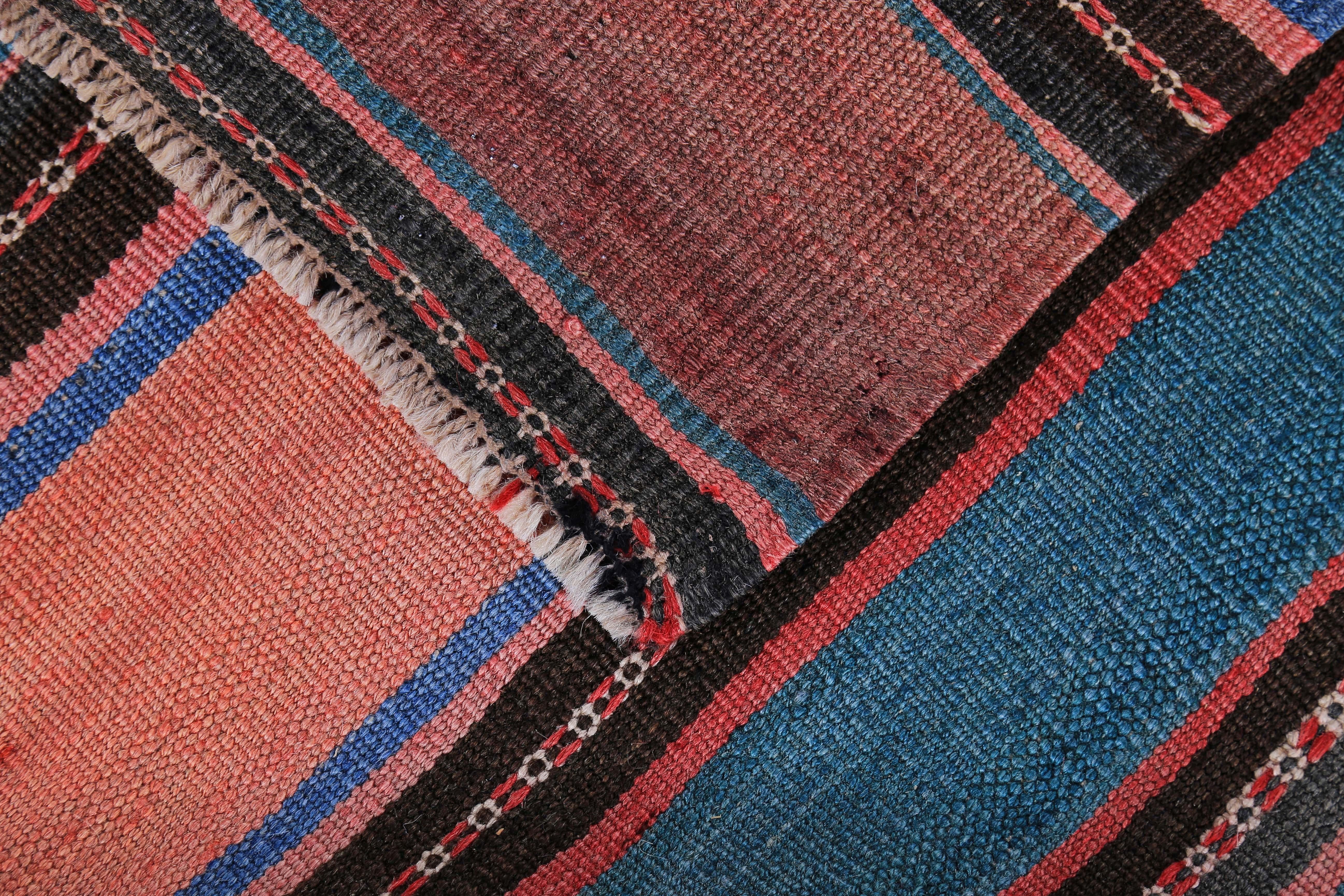 Moderner türkischer Kelim-Teppich mit roten, blauen und beigefarbenen Streifen (21. Jahrhundert und zeitgenössisch) im Angebot