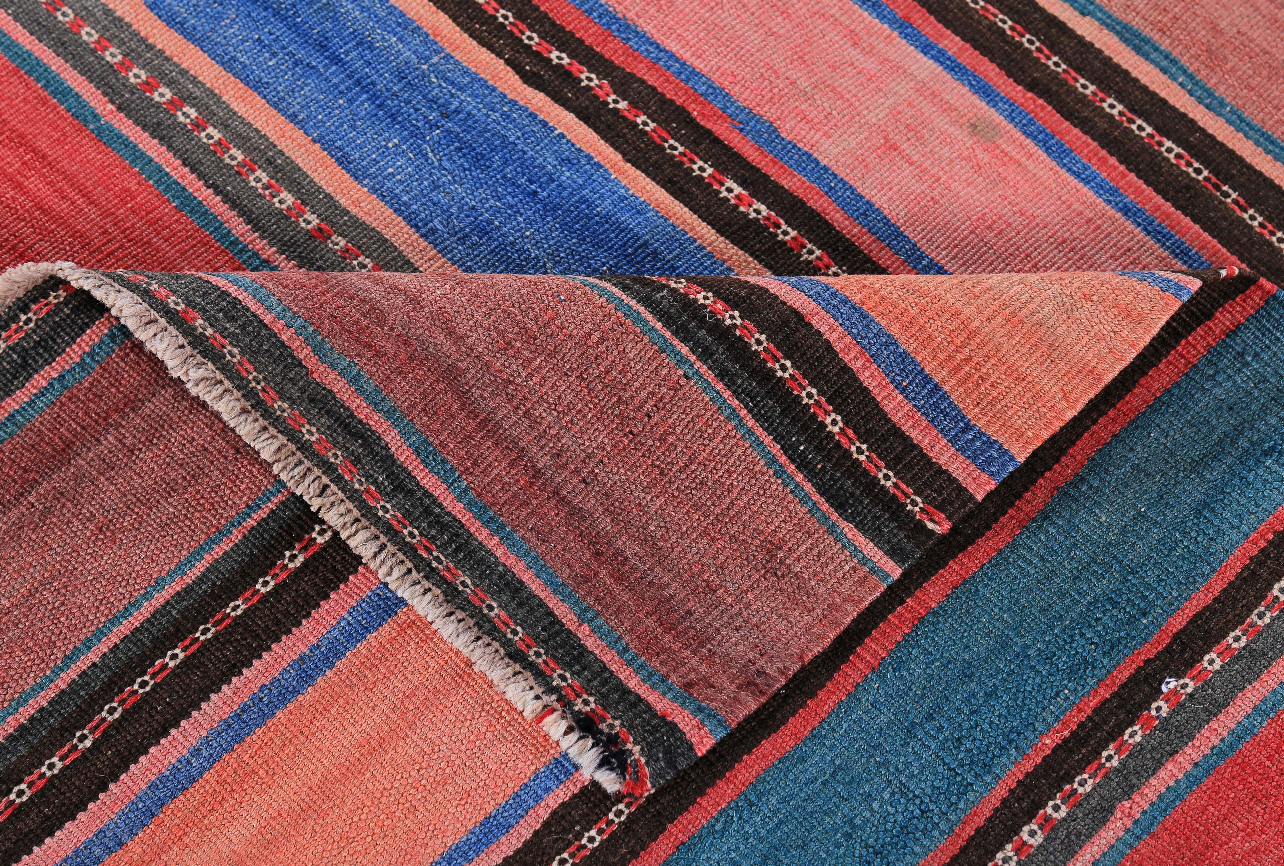 Moderner türkischer Kelim-Teppich mit roten, blauen und beigefarbenen Streifen (Wolle) im Angebot
