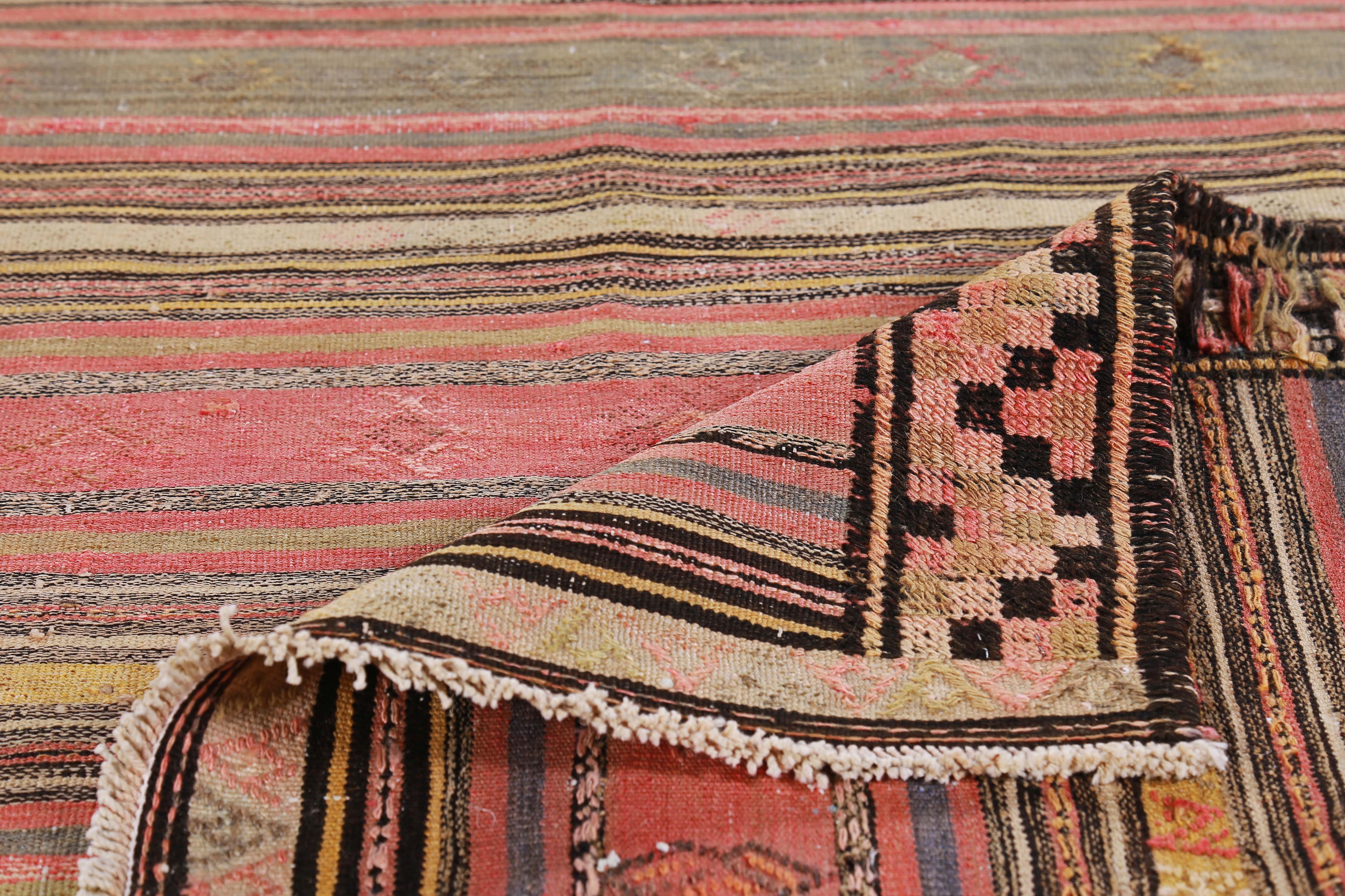 Tapis de Turquie moderne Kilim à rayures rouges, vertes et jaunes Neuf - En vente à Dallas, TX