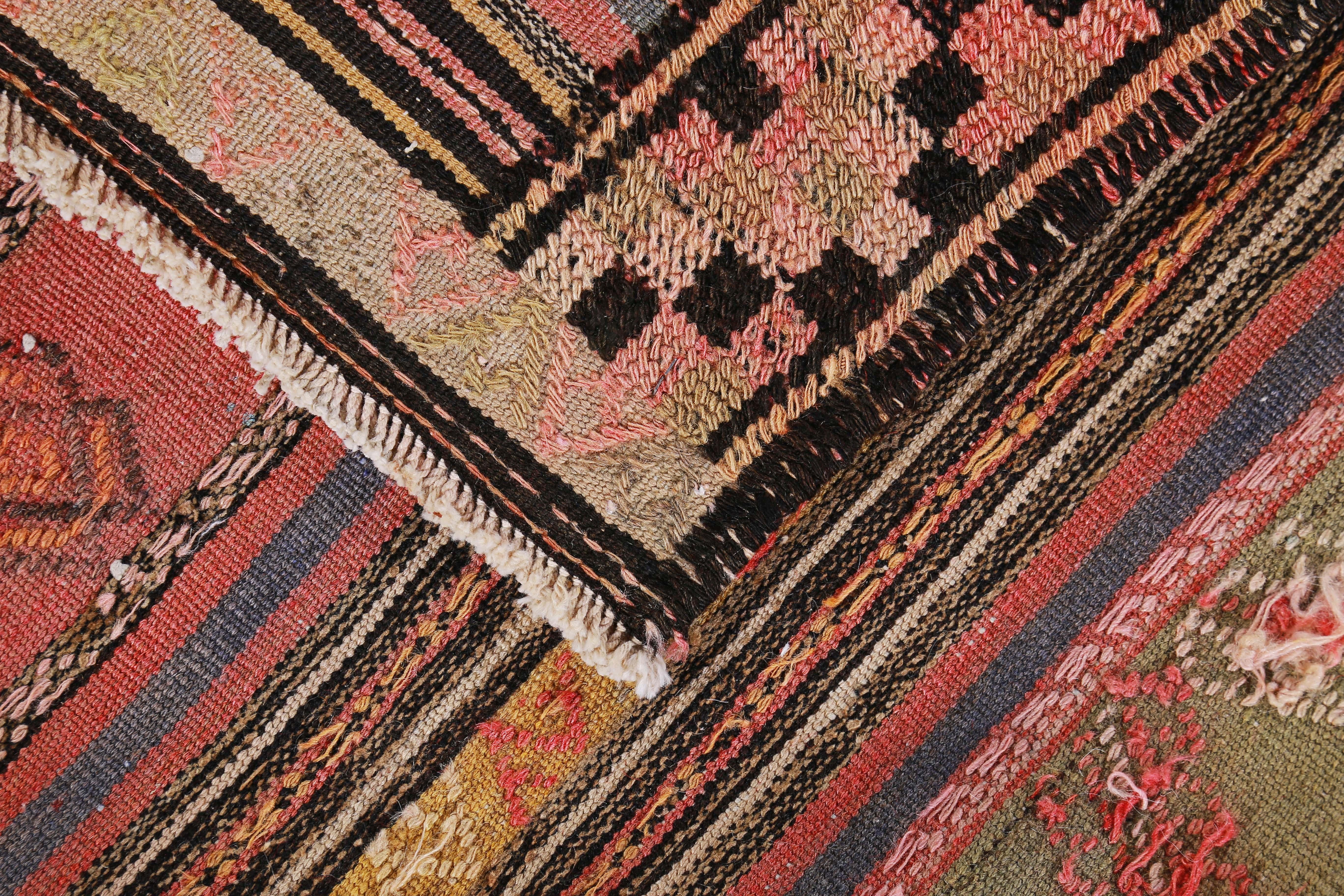 XXIe siècle et contemporain Tapis de Turquie moderne Kilim à rayures rouges, vertes et jaunes en vente