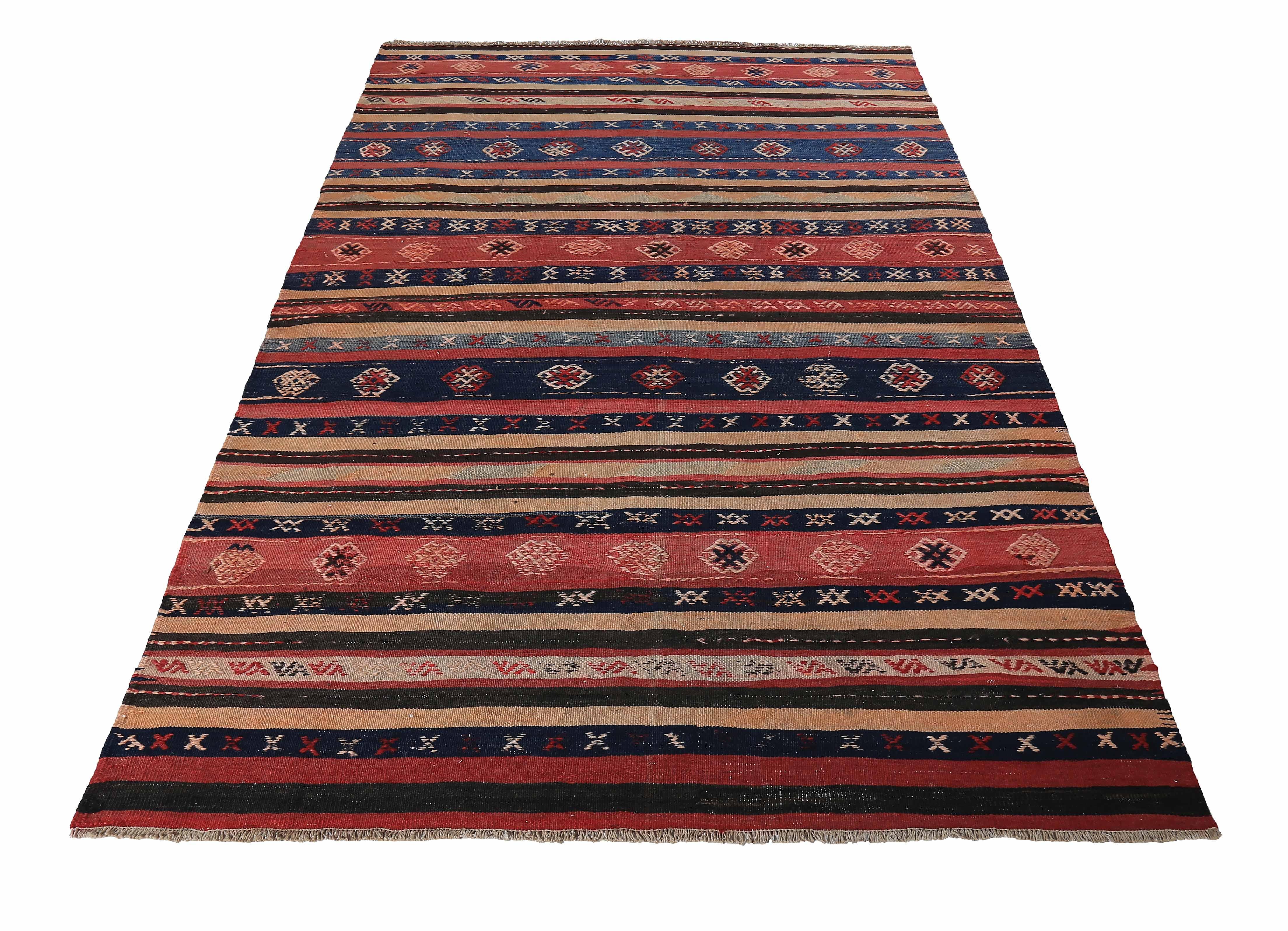Moderna alfombra turca tejida a mano con la mejor lana de oveja y coloreada con tintes vegetales totalmente naturales, seguros para humanos y mascotas. Es un diseño Kilim tradicional de tejido plano con un campo de rayas rojas y azul marino decorado