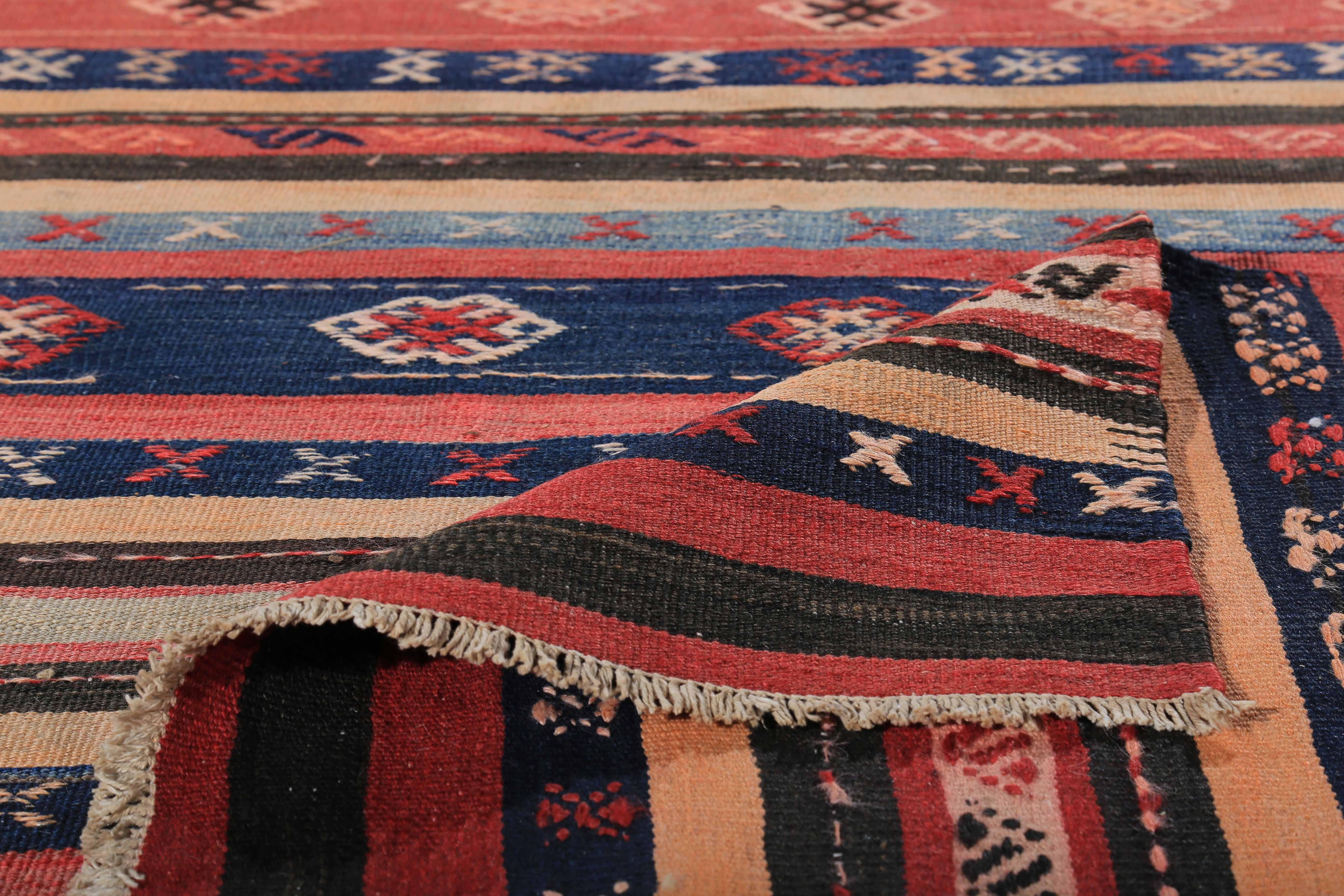 Alfombra turca moderna de kilim con rayas rojas y azul marino decorada con detalles tribales Turco en venta