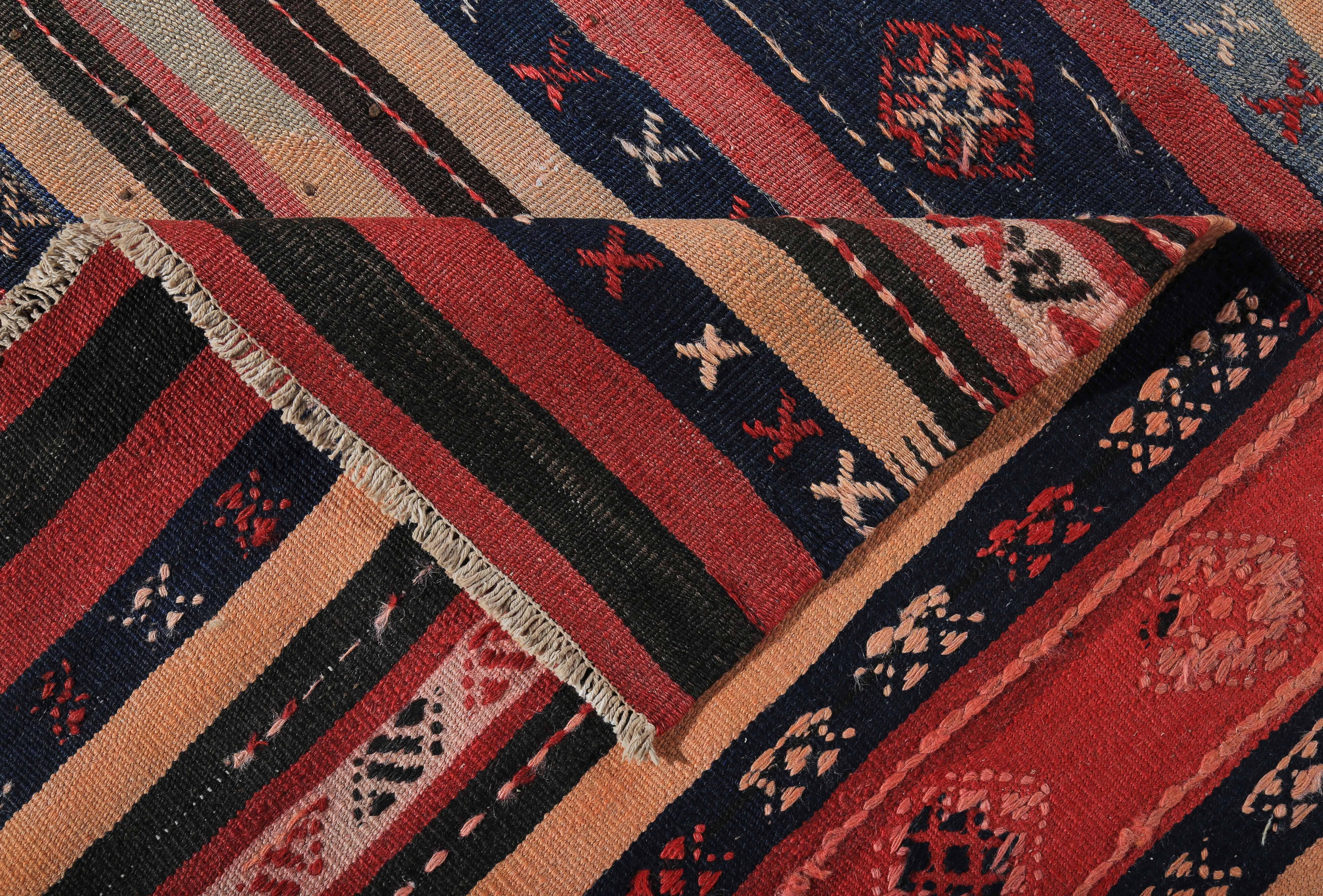 Alfombra turca moderna de kilim con rayas rojas y azul marino decorada con detalles tribales Tejido a mano en venta
