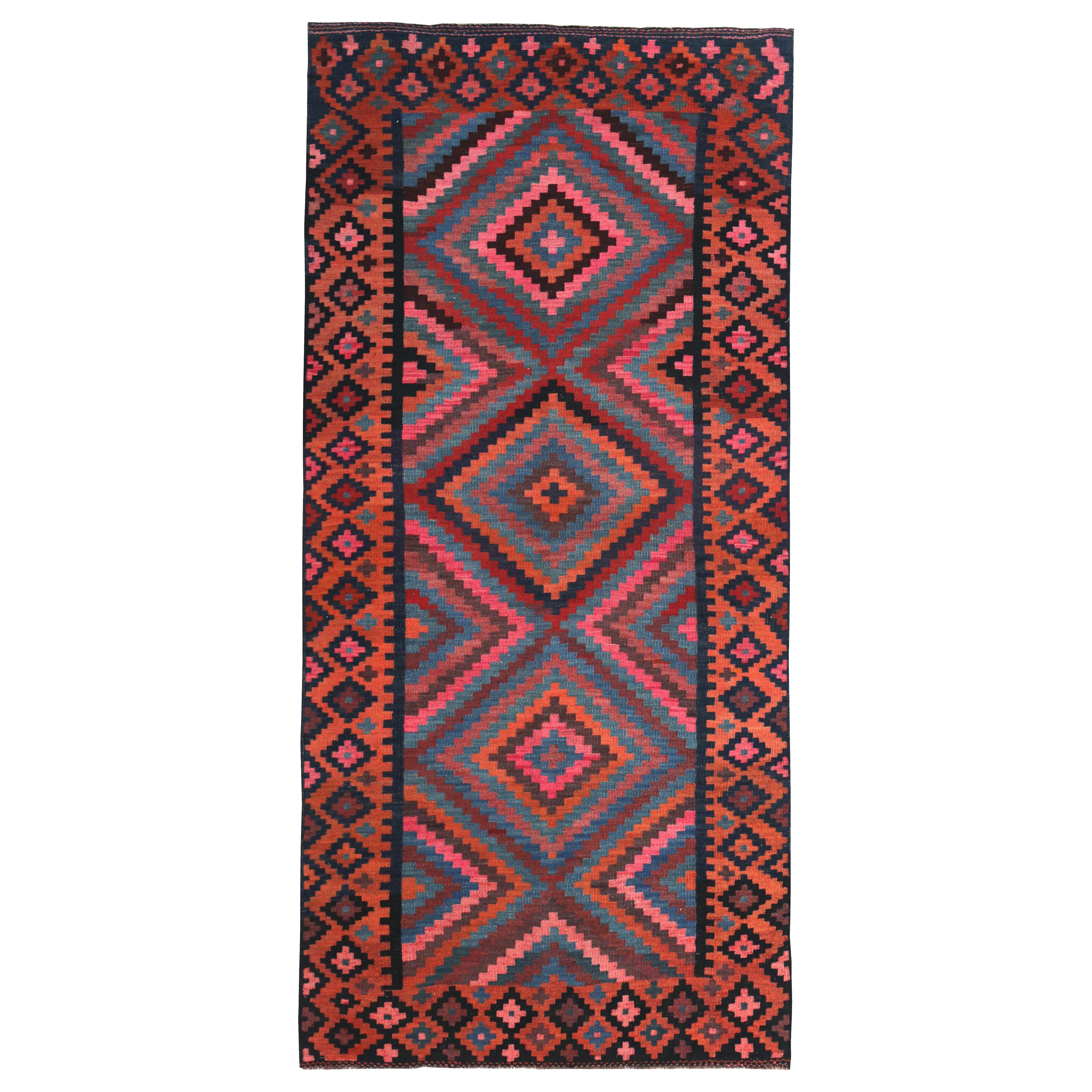 Tapis Kilim turc moderne avec motif tribal rouge, rose et bleu