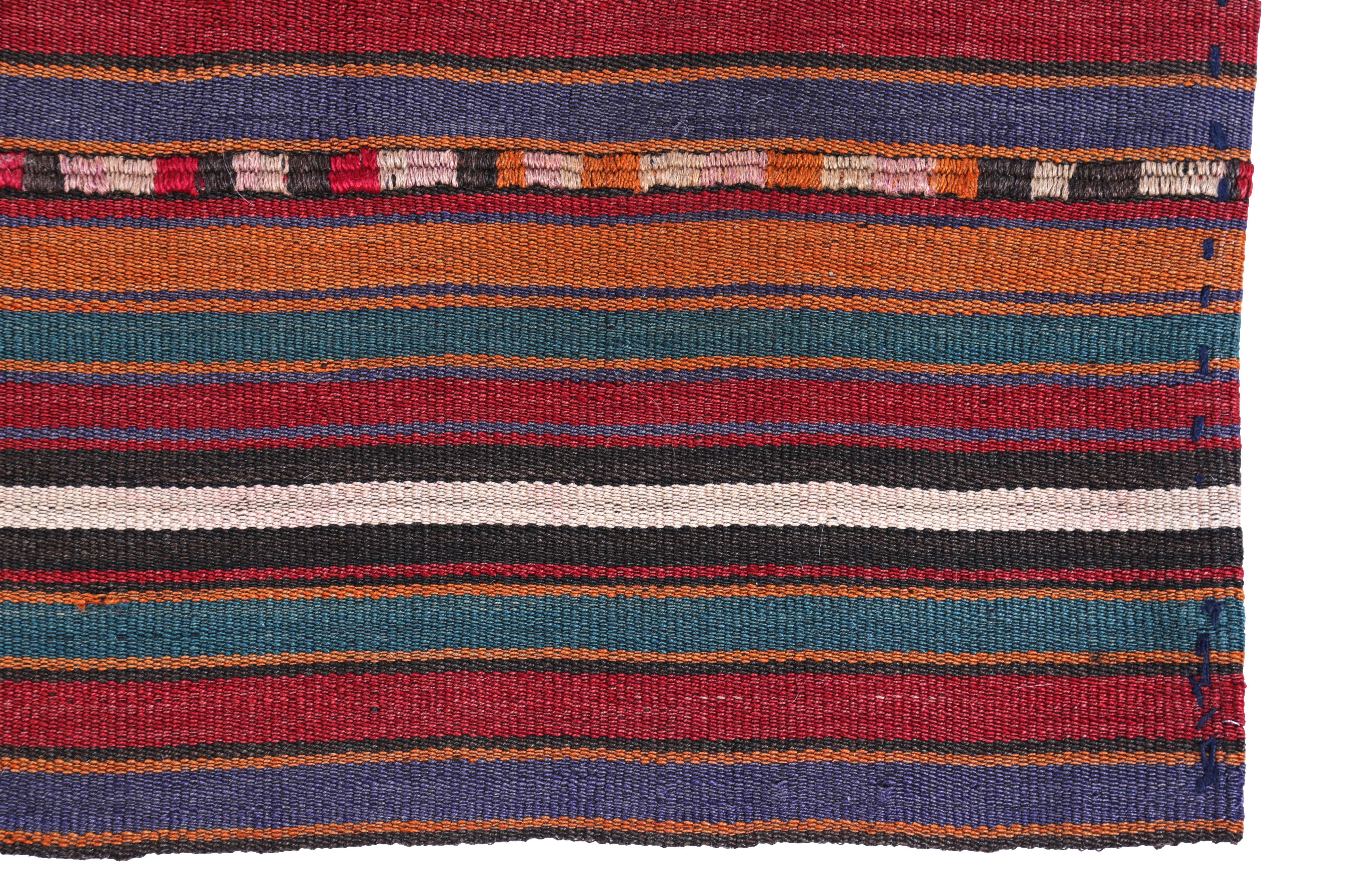 Moderner türkischer Kelim-Teppich mit roten, weißen und orangefarbenen Bleistiftstreifen (Türkisch) im Angebot