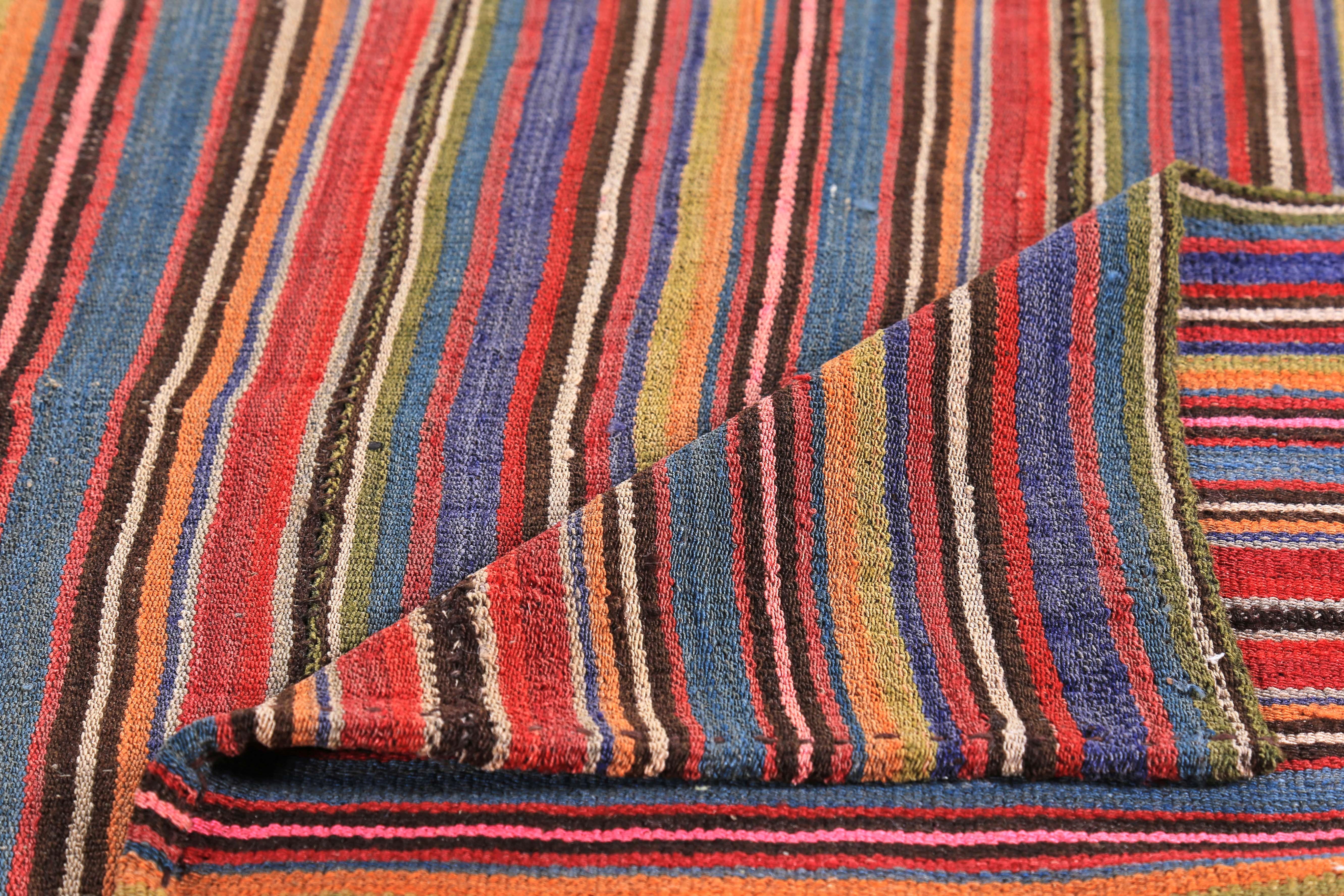 Turco Tappeto turco moderno Rug & Kilim con strisce a matita rosse, gialle e blu in vendita