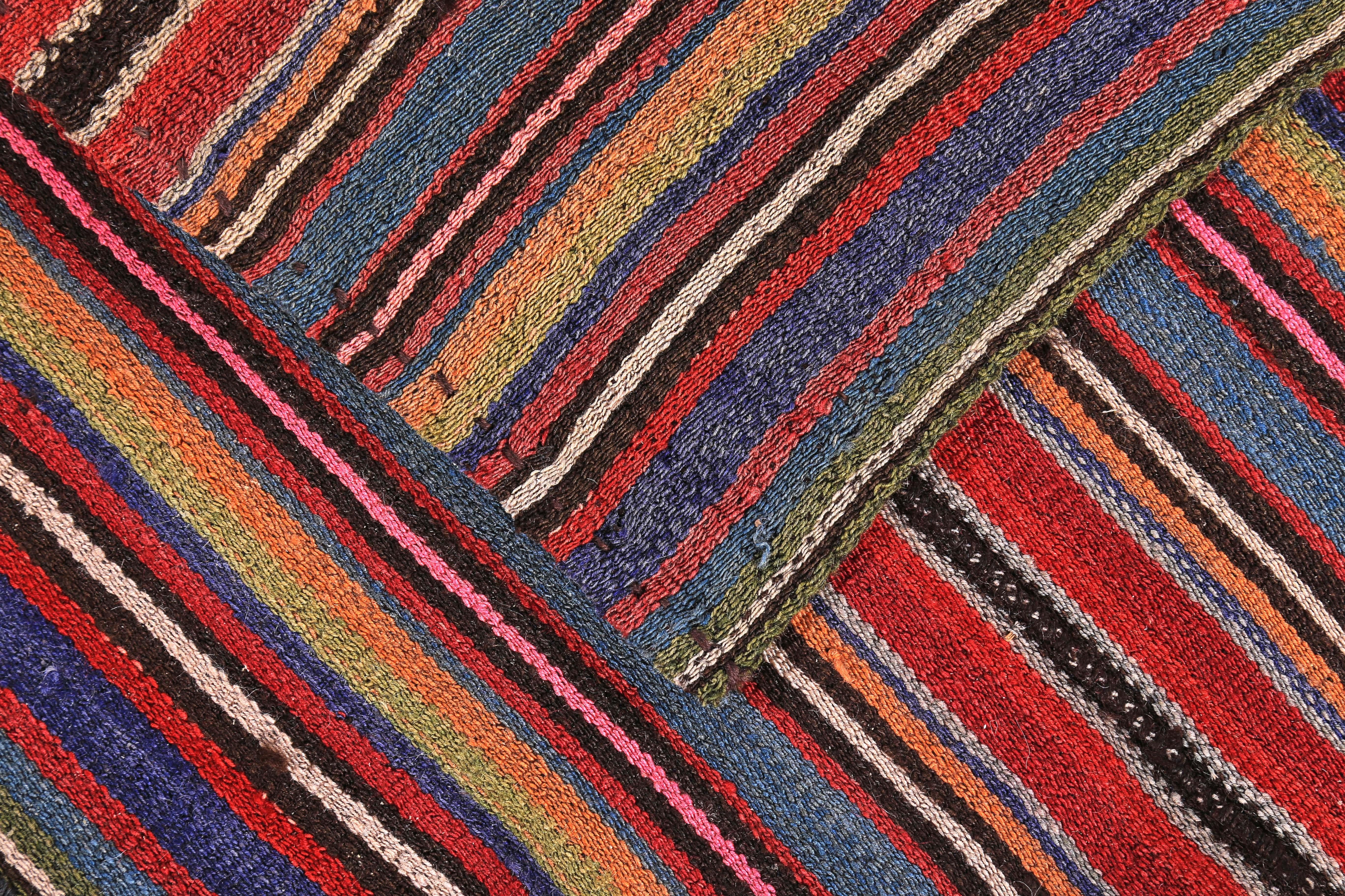 Tessuto a mano Tappeto turco moderno Rug & Kilim con strisce a matita rosse, gialle e blu in vendita