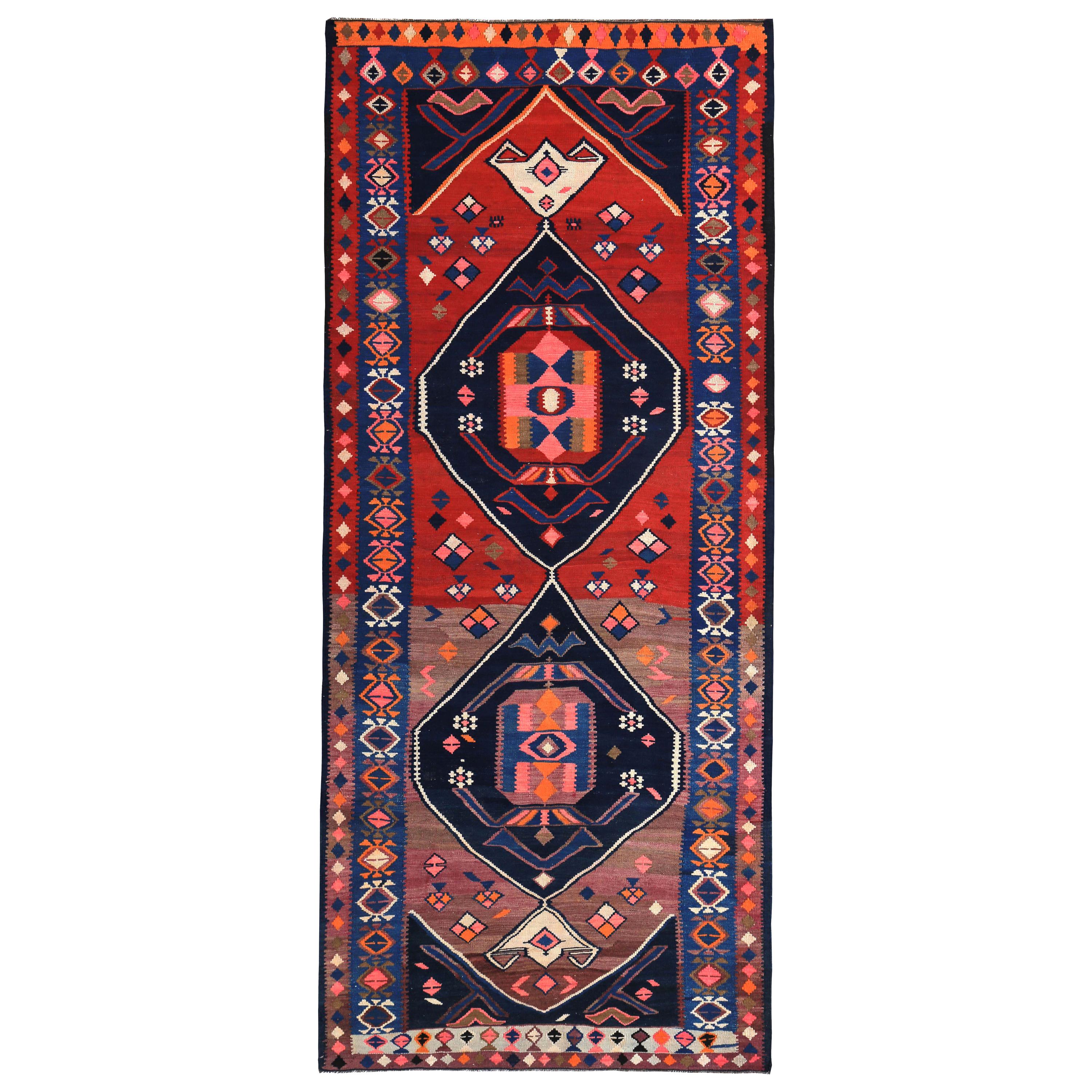 Tapis de couloir Kilim turc moderne avec motif tribal bleu, rouge et rose