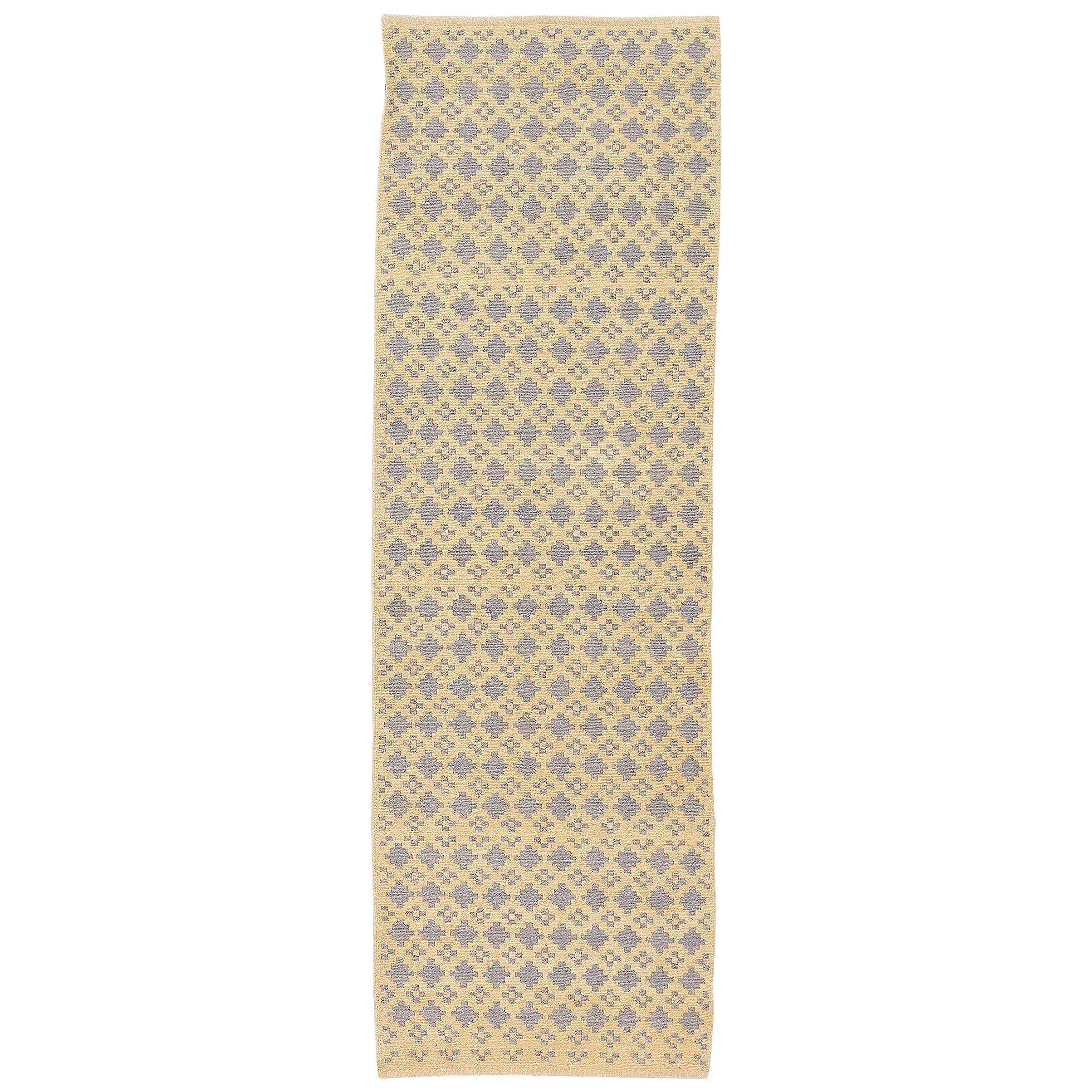 Alfombra turca moderna Kilim con figuras geométricas grises sobre fondo beige en venta