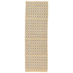 Tapis de couloir Kilim turc moderne avec figures géométriques grises sur terrain beige