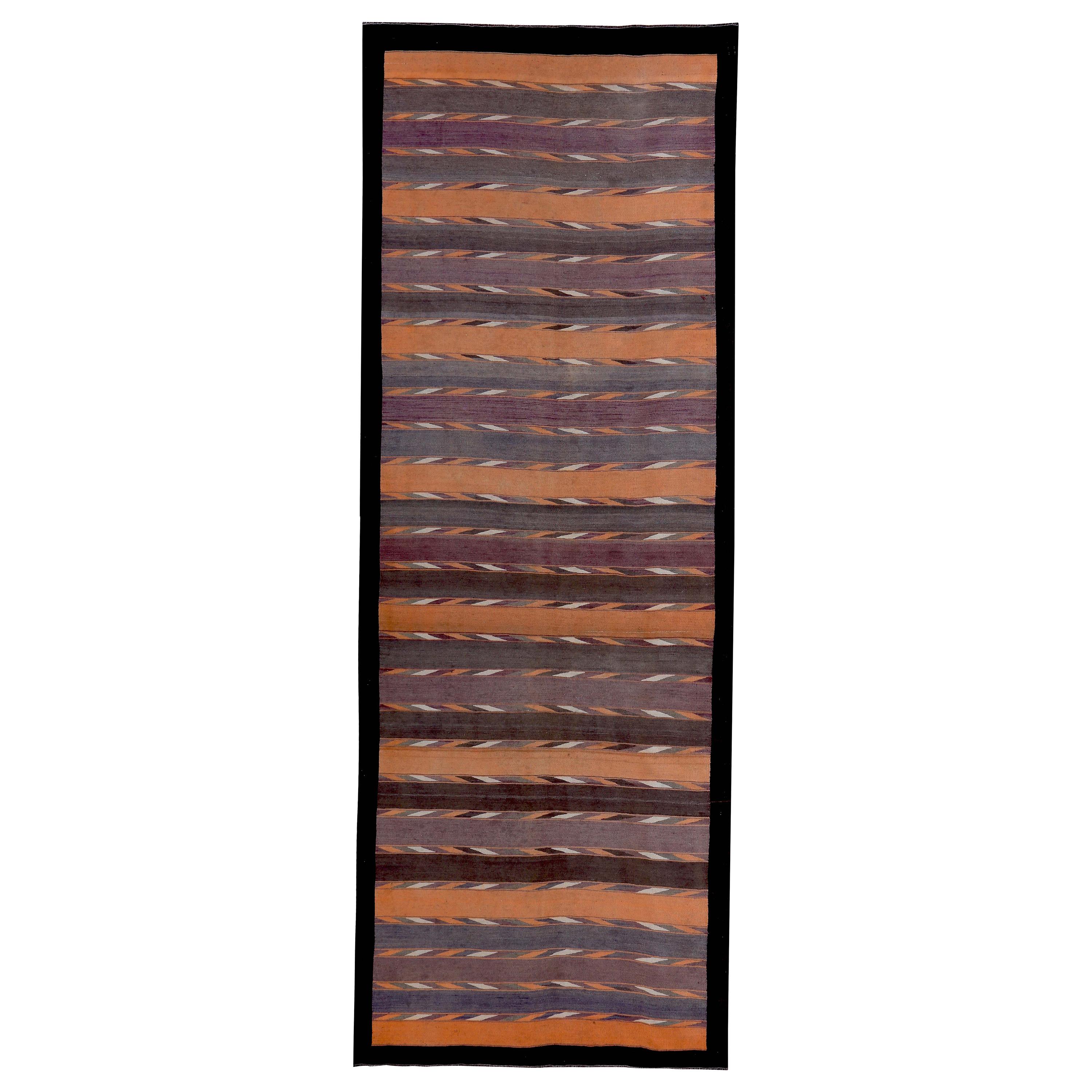 Tapis de couloir Kilim turc moderne avec rayures tribales orange, violettes et brunes