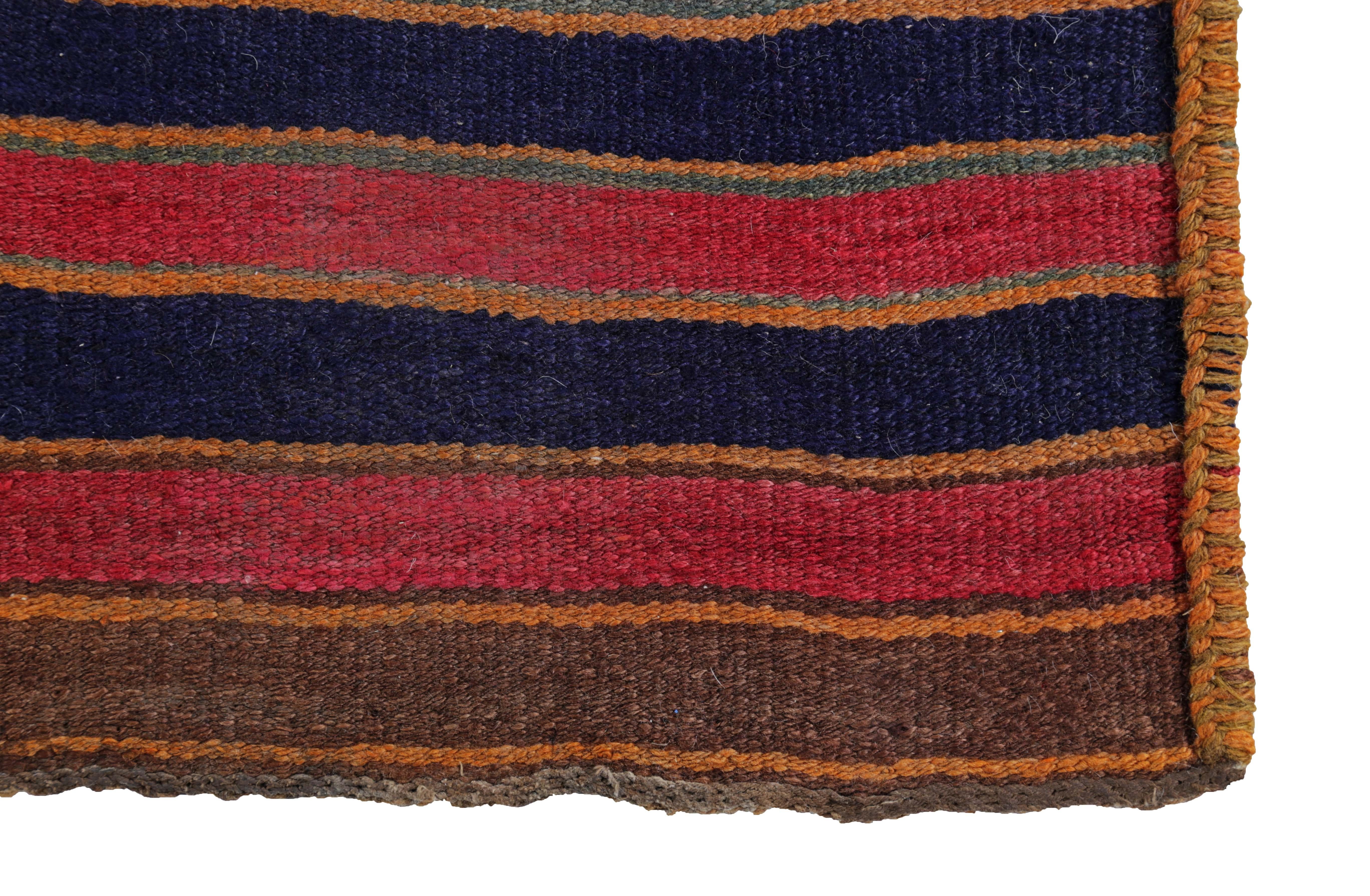 Moderner moderner türkischer Kelim-Läufer mit roten und blauen Streifen auf braunem Feld (Türkisch) im Angebot