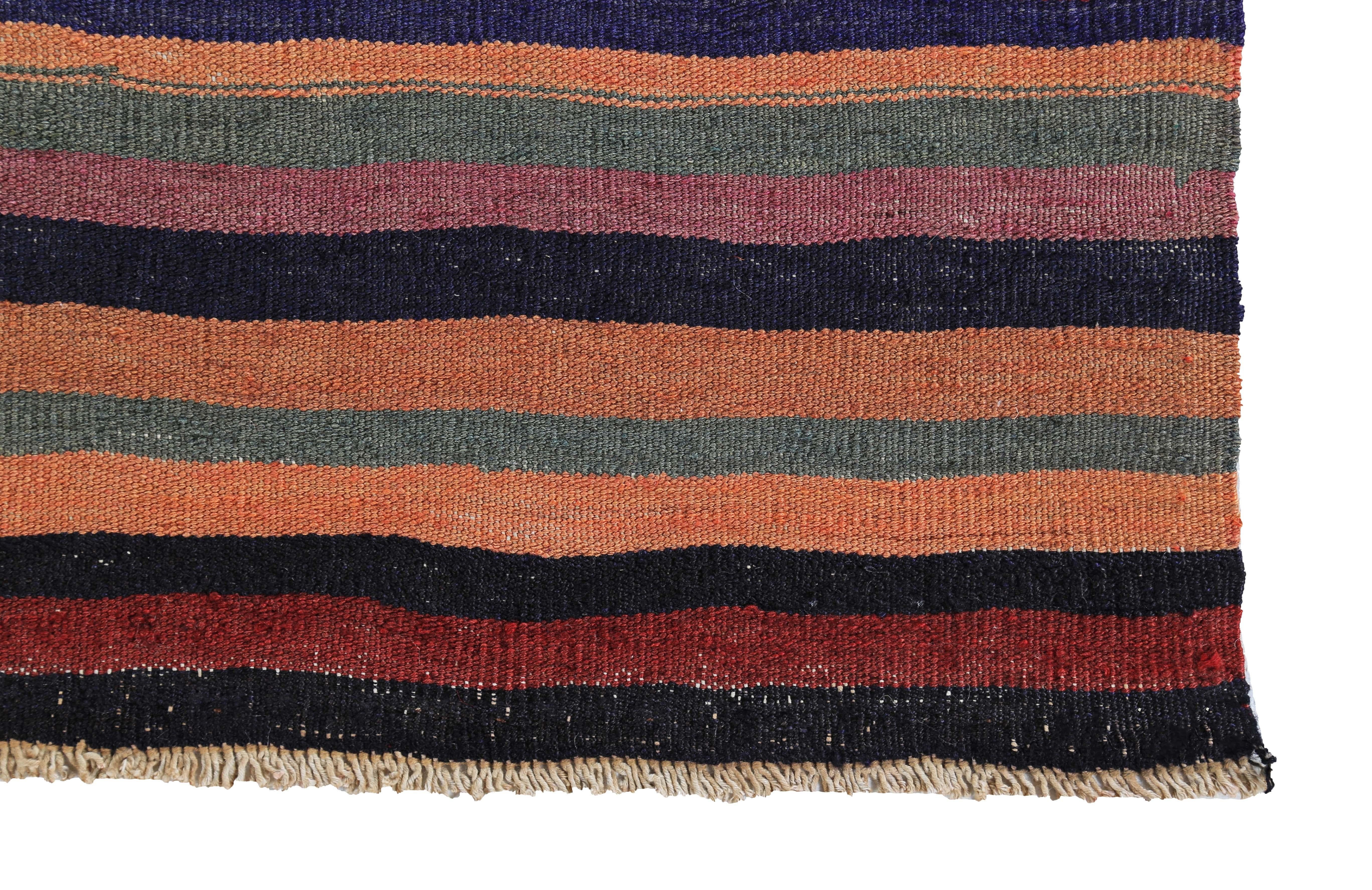 Moderner türkischer Kelim-Läufer mit roten, orangefarbenen und blauen Streifen (Handgewebt) im Angebot