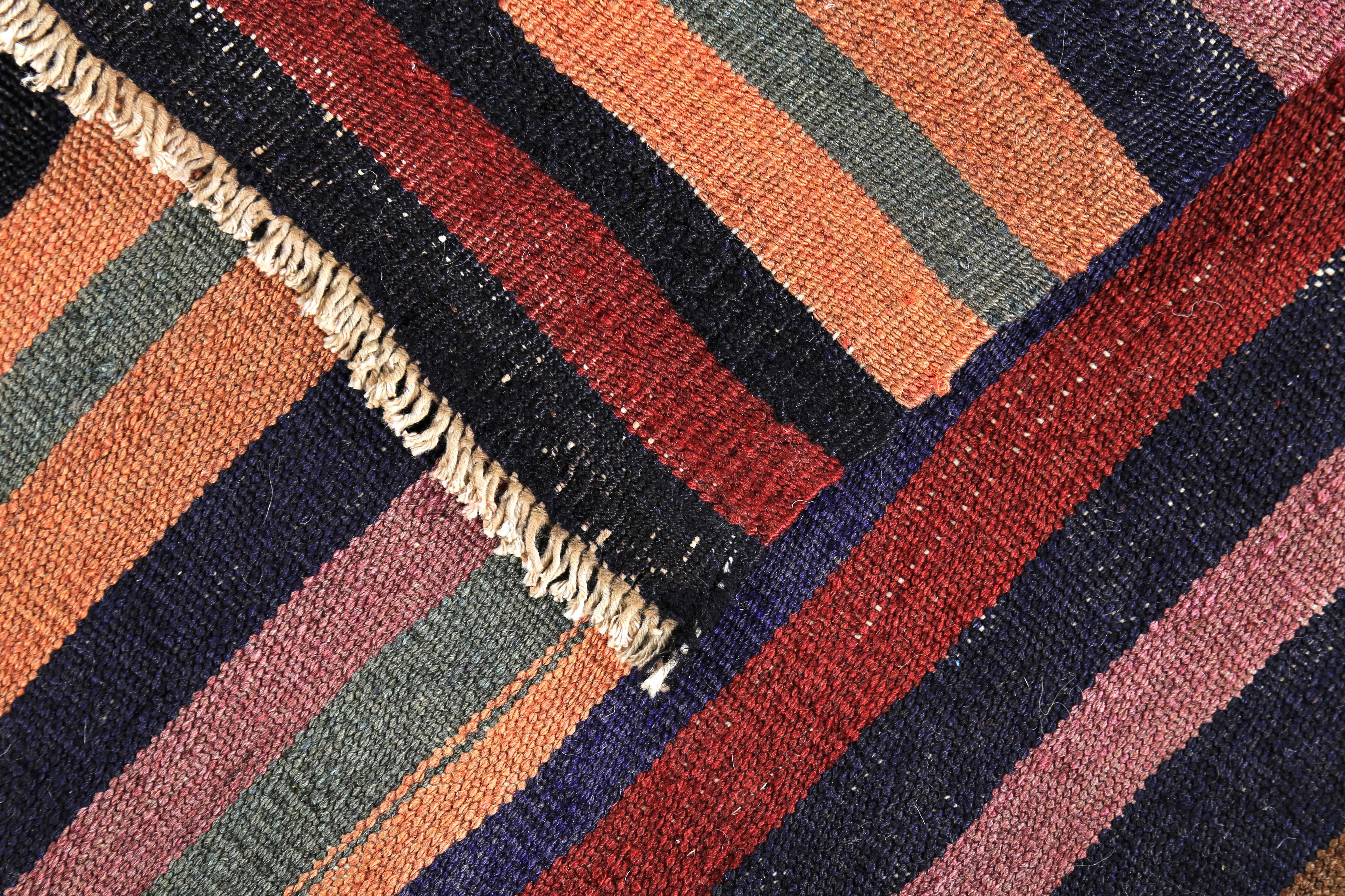 Moderner türkischer Kelim-Läufer mit roten, orangefarbenen und blauen Streifen (21. Jahrhundert und zeitgenössisch) im Angebot