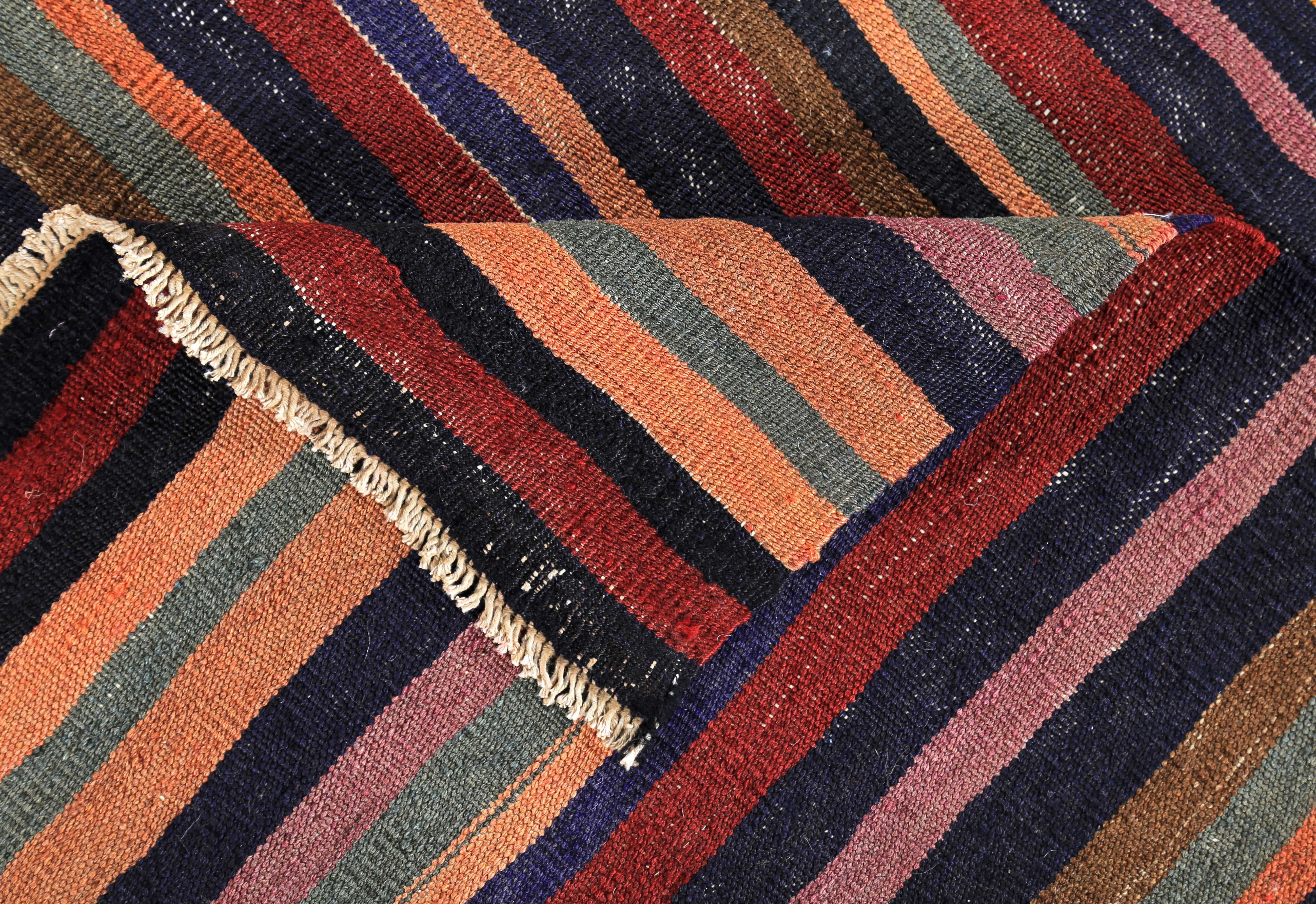Moderner türkischer Kelim-Läufer mit roten, orangefarbenen und blauen Streifen (Wolle) im Angebot