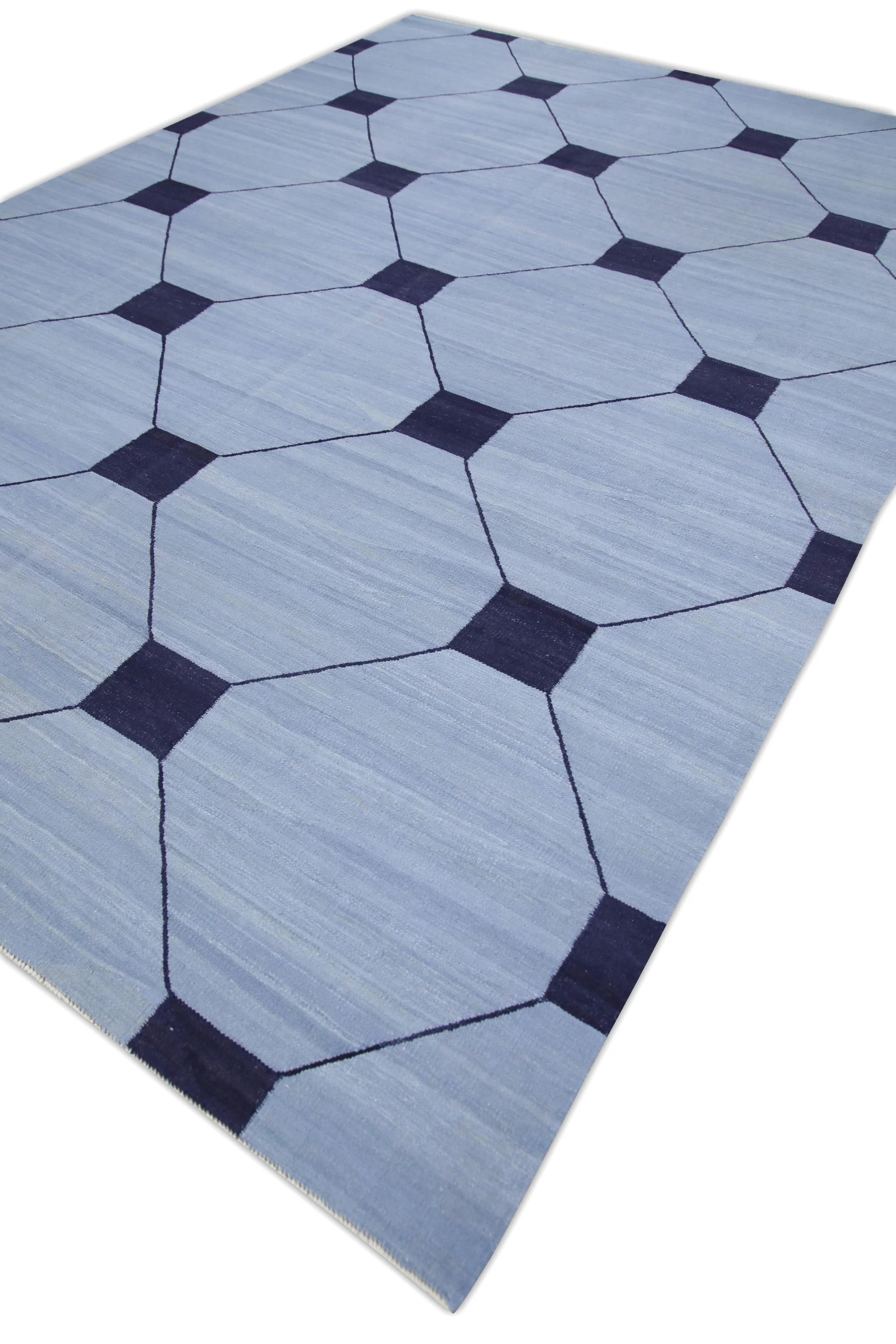 Dieser exquisite moderne türkische Kilim-Teppich ist ein atemberaubendes Meisterwerk der traditionellen Handwerkskunst. Dieser von erfahrenen Kunsthandwerkern handgewebte Teppich zeigt ein kompliziertes geometrisches Muster in einer fesselnden Blau-