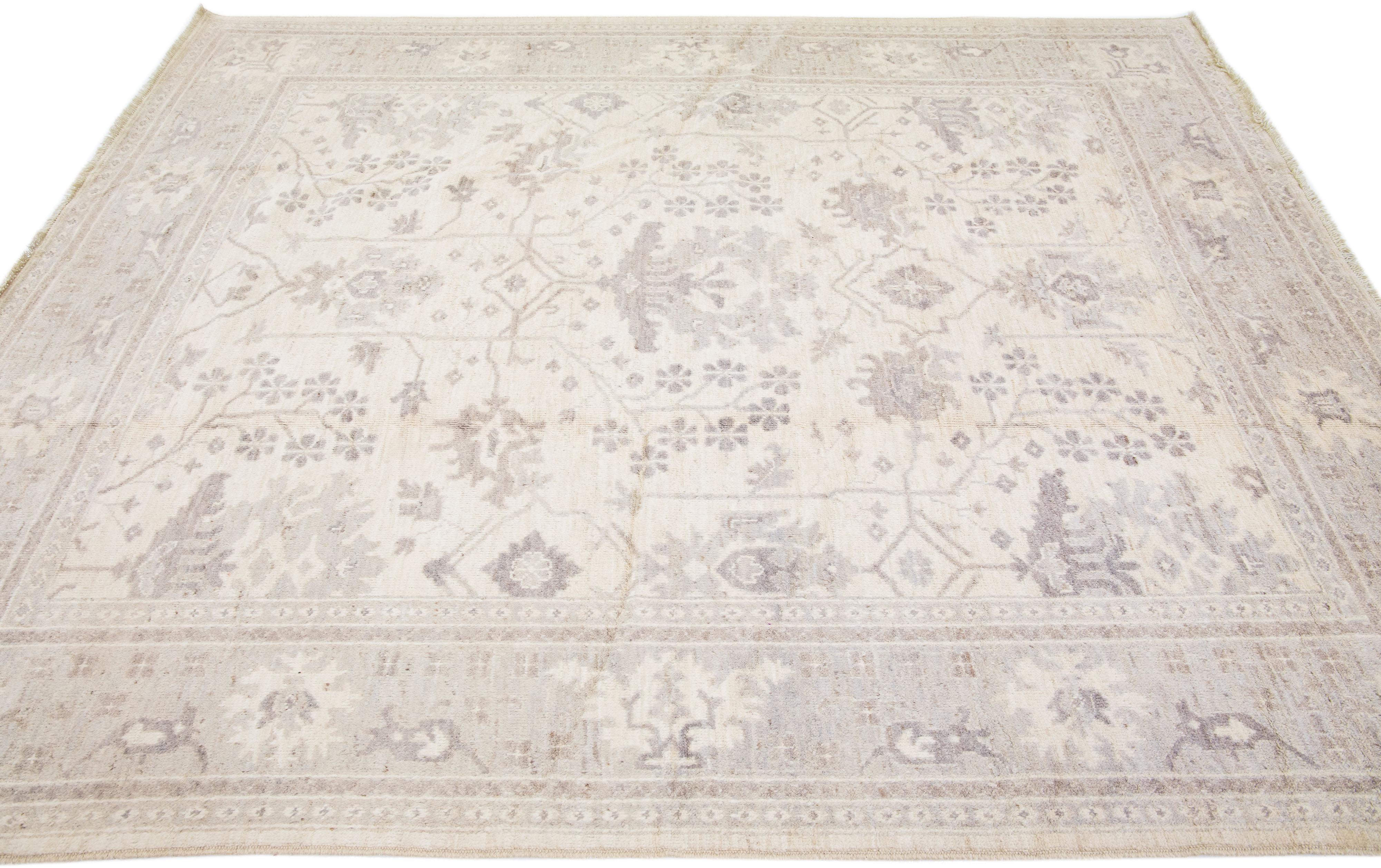 Modern Turkish Oushak Beige & Gray Handmade Floral Wool Rug In New Condition For Sale In Norwalk, CT
