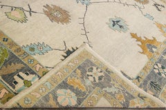 Moderner moderner türkischer handgefertigter Oushak-Wollteppich in Beige mit Blumenmuster