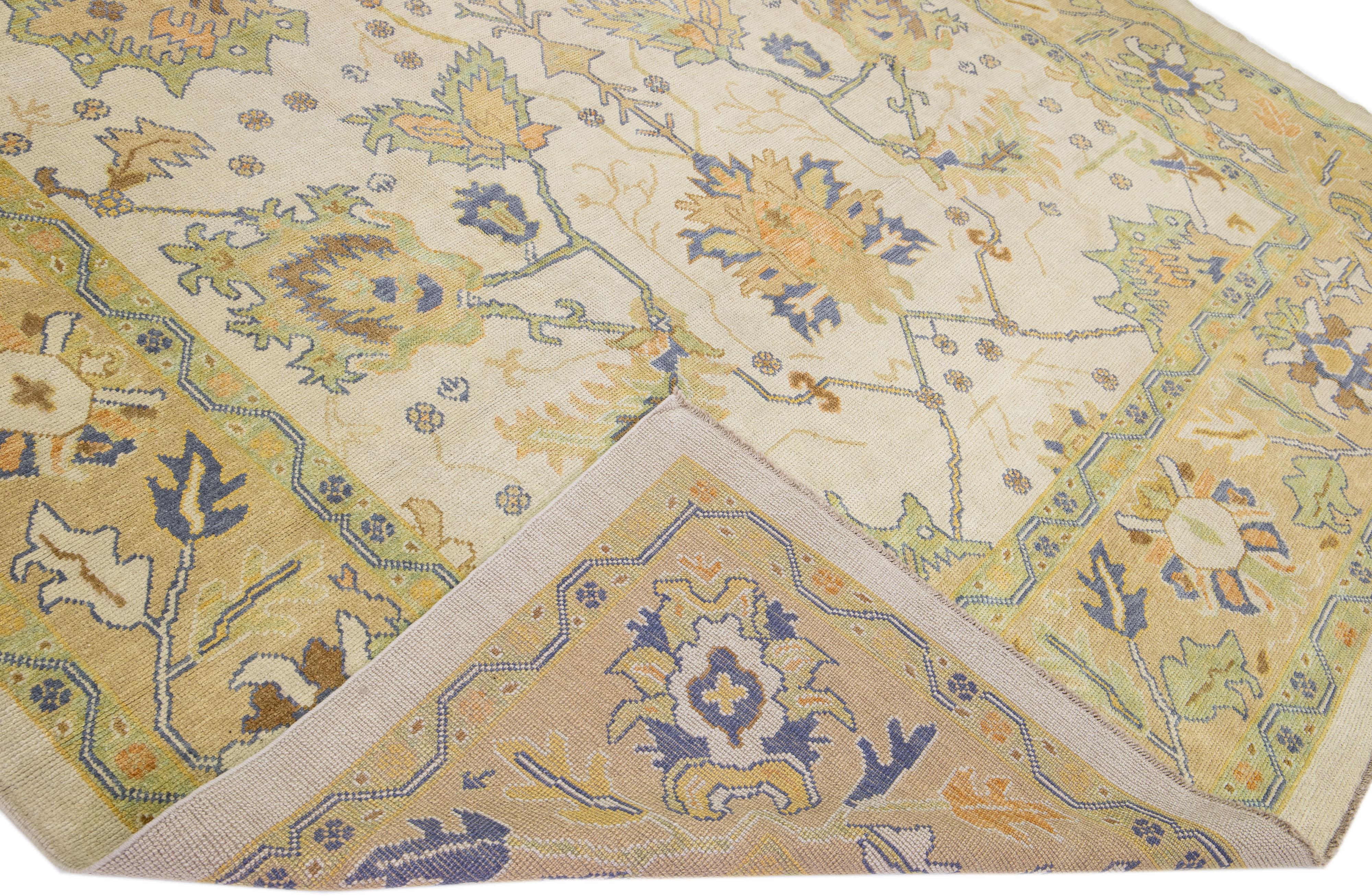 Schöner moderner Oushak-Teppich aus handgeknüpfter Wolle mit beigem Farbfeld. Dieses türkische Stück hat hellbraune, braune und grüne Akzentfarben in einem wunderschönen floralen All-Over-Design.

Dieser Teppich misst: 10'2