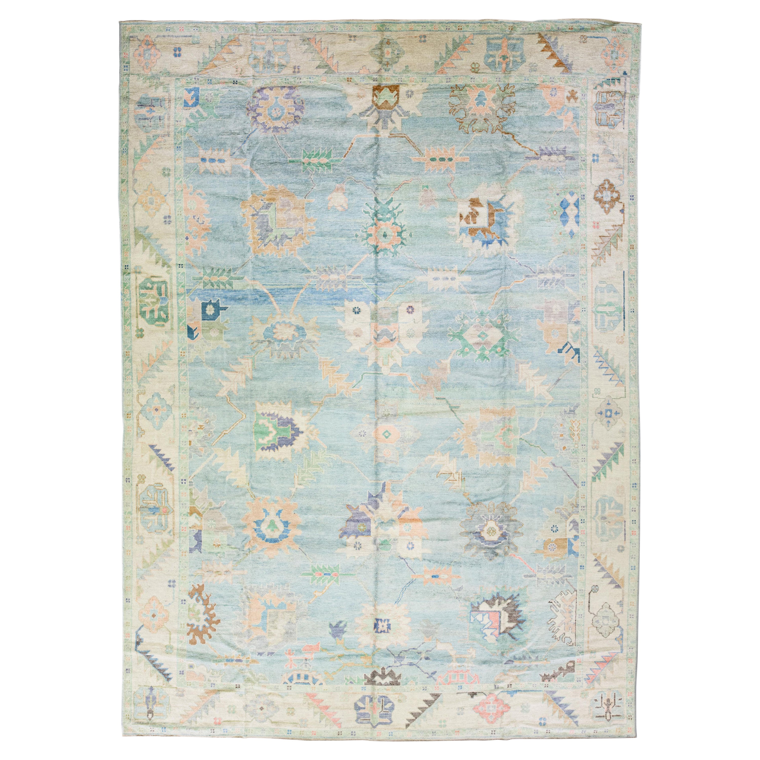 Tapis moderne turc Oushak bleu en laine à fleurs surdimensionnées fait à la main en vente