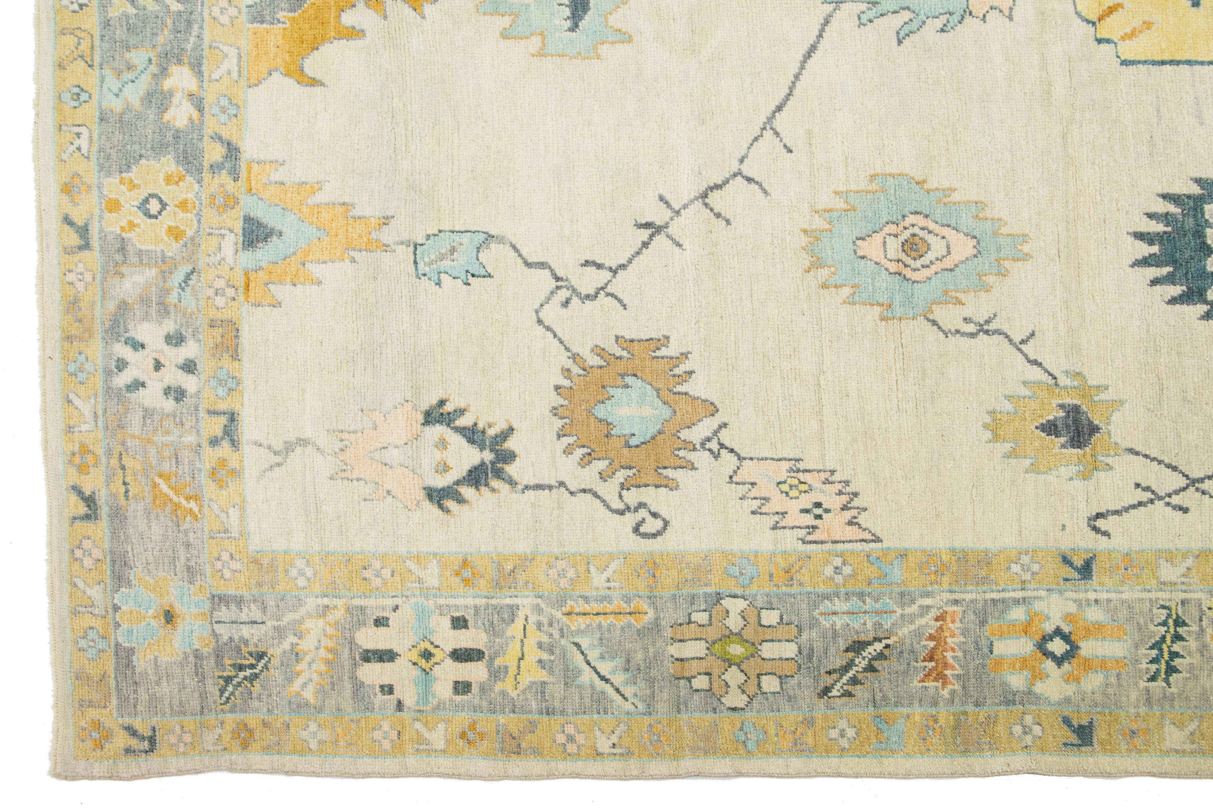 Moderner türkischer Oushak-Designer Teppich aus Wolle in Beige im Angebot 5
