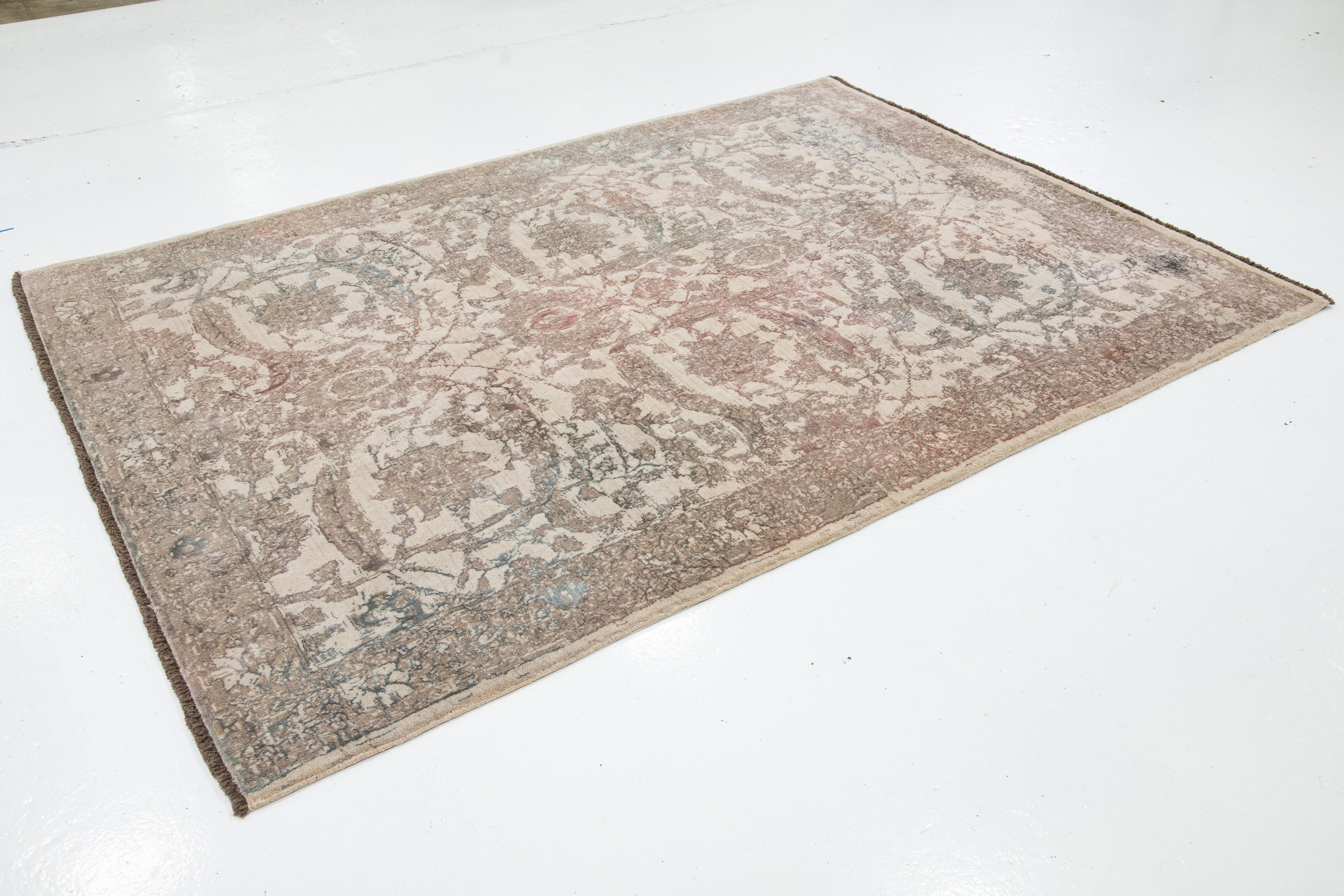 Annodato a mano Tappeto turco moderno in lana di design/One in beige in vendita