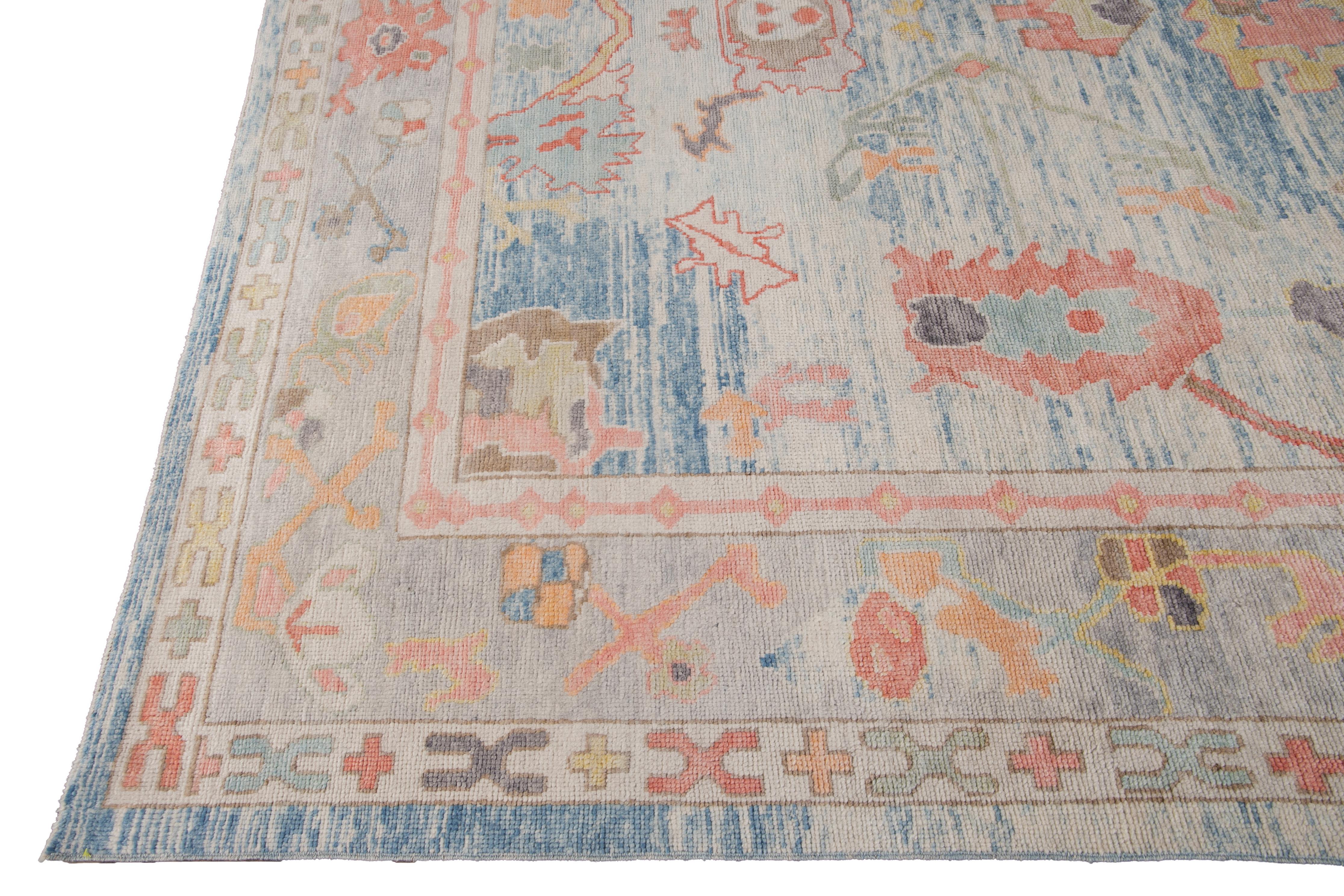 Moderner moderner türkischer Oushak geblümter blauer handgefertigter Wollteppich (Handgeknüpft) im Angebot