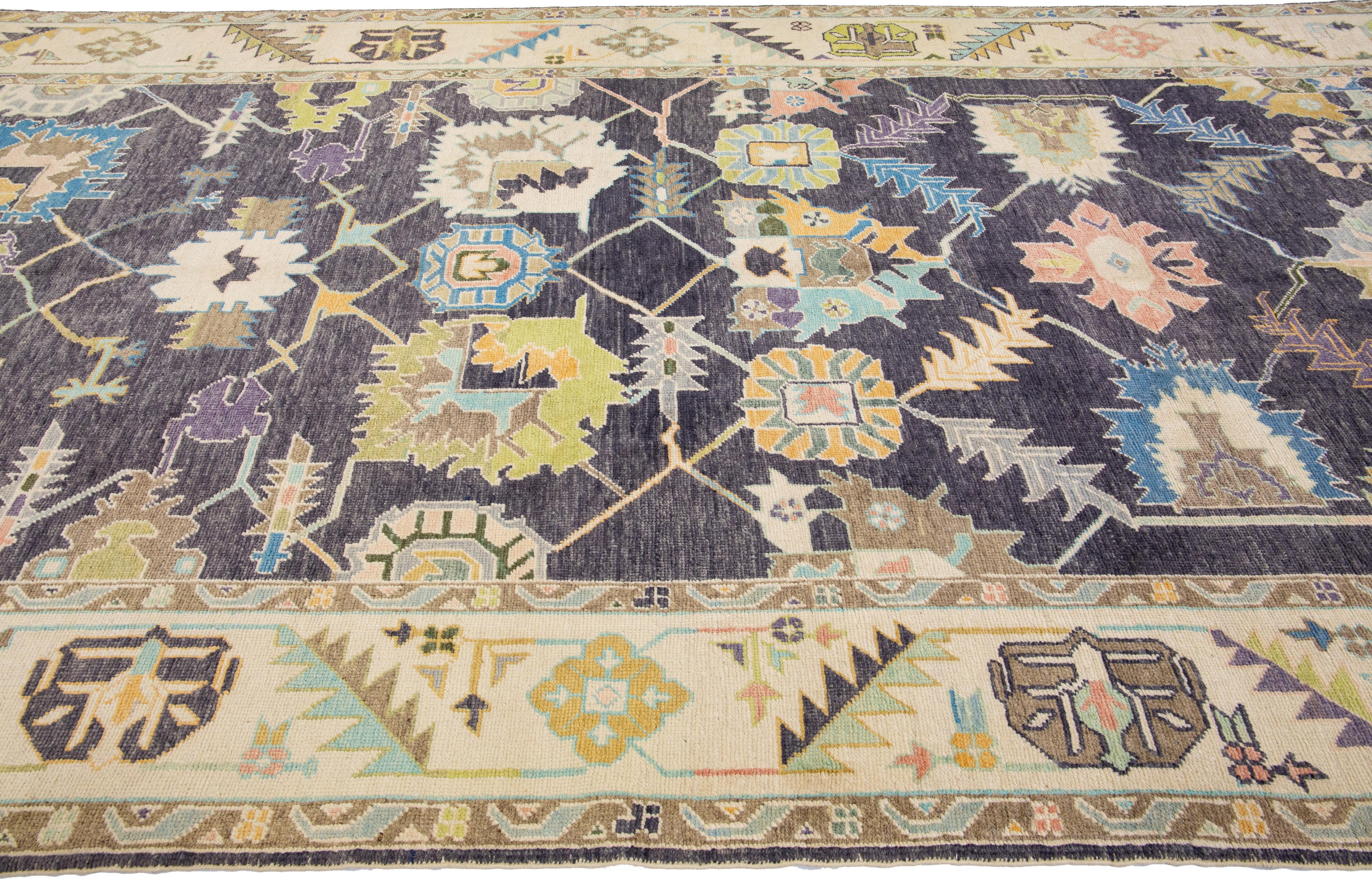 Moderner türkischer Oushak-Wollteppich mit handgefertigtem Allover-Motiv in Beige und Grau im Zustand „Neu“ im Angebot in Norwalk, CT
