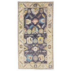 Moderner türkischer Oushak-Wollteppich mit handgefertigtem Allover-Motiv in Beige und Grau