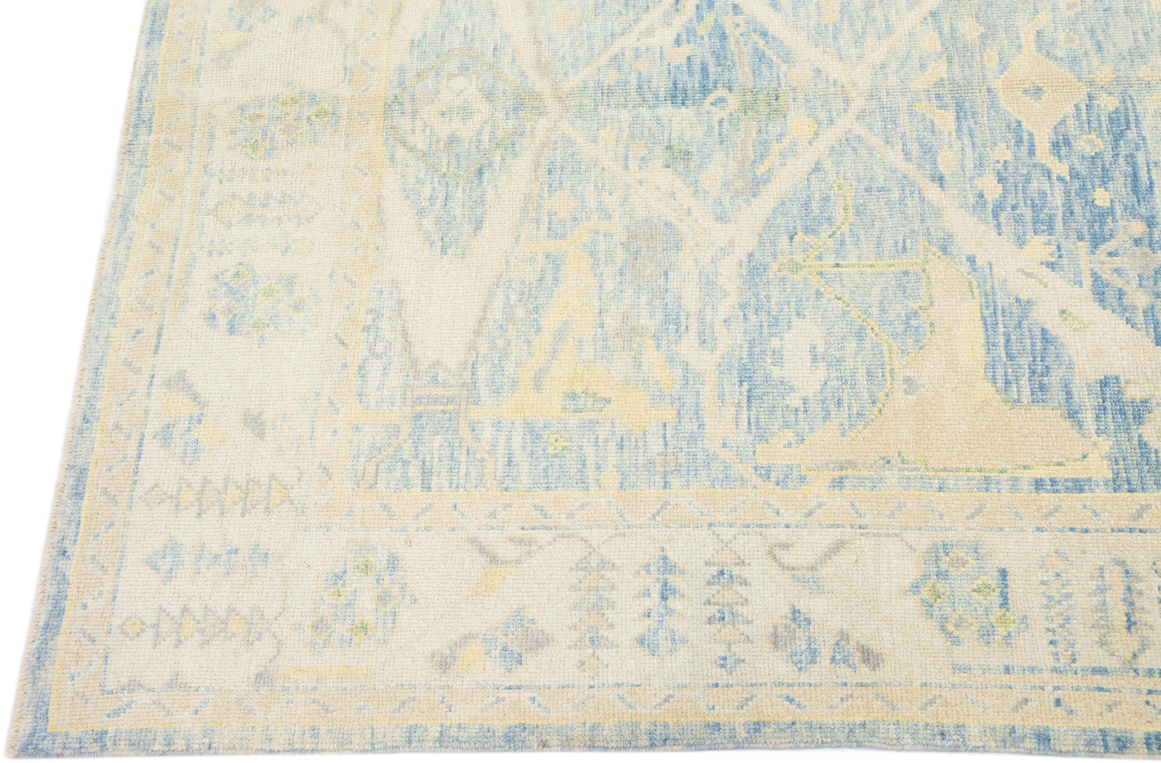Moderner moderner türkischer handgefertigter Oushak-Läufer aus Wolle in Beige und Blau mit Allover-Motiv im Zustand „Neu“ im Angebot in Norwalk, CT