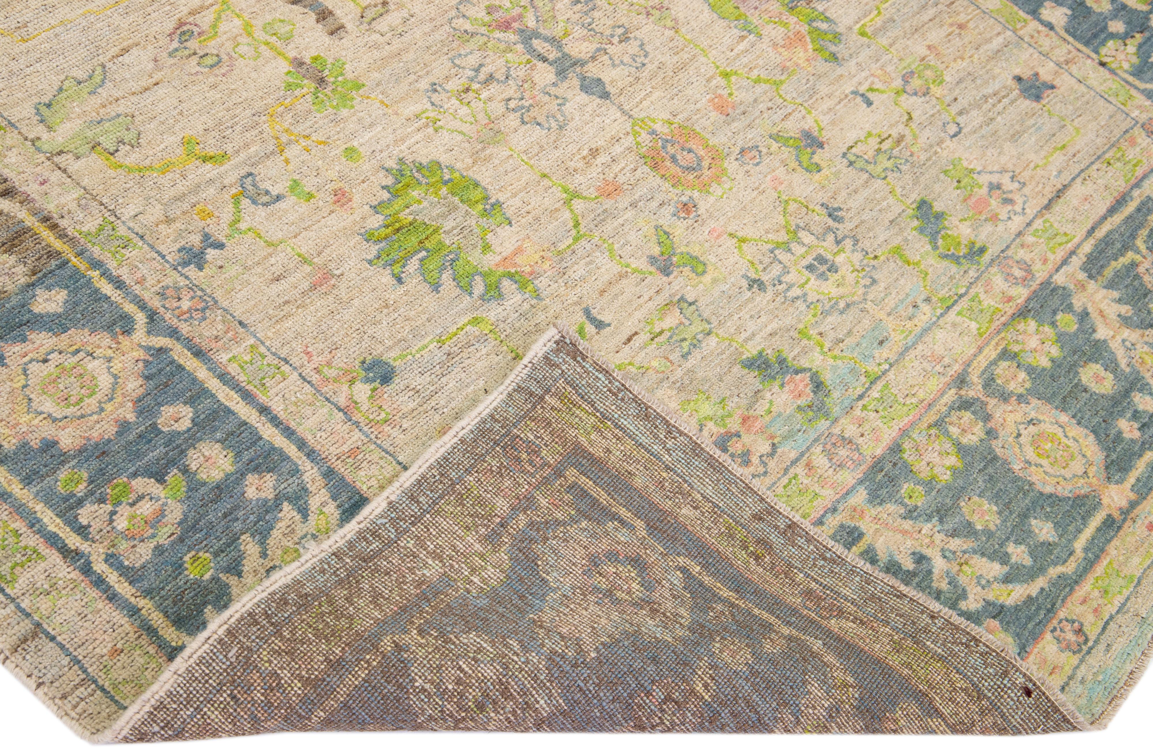 Schöner moderner Oushak-Teppich aus handgeknüpfter Wolle mit beigem Farbfeld. Dieses türkische Stück hat blaue, pfirsichfarbene und grüne Akzente in einem wunderschönen floralen All-Over-Design.

Dieser Teppich misst: 6'4