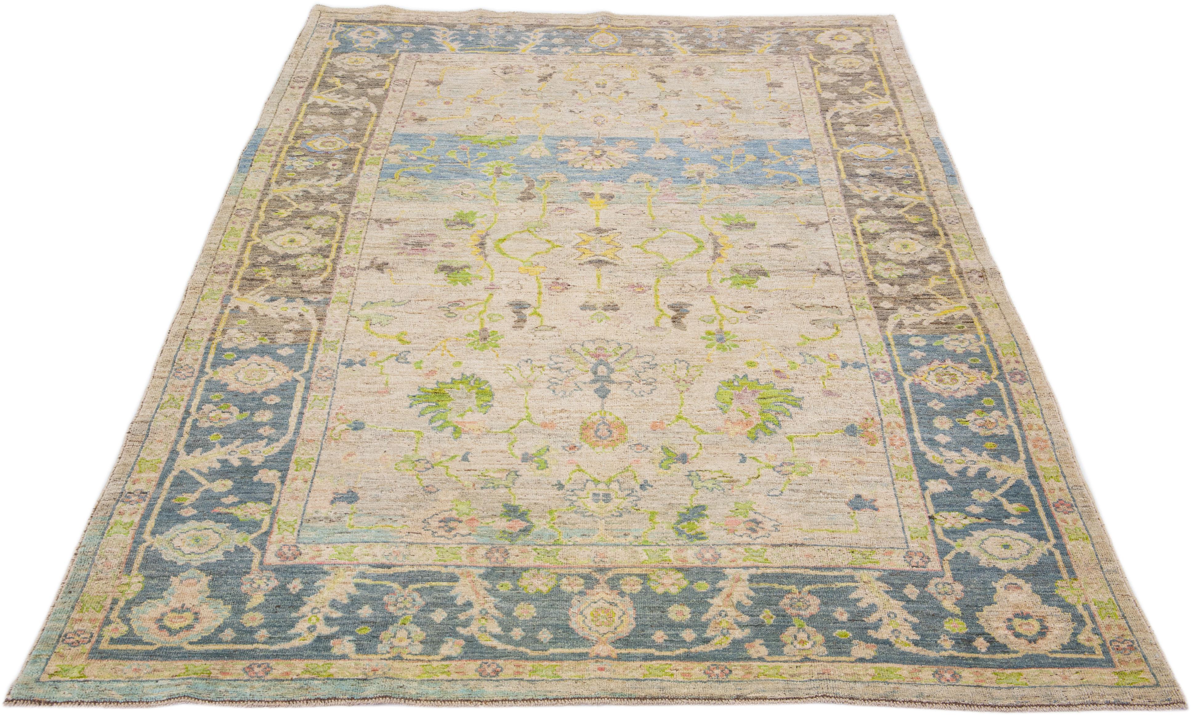 Türkisches Oushak der Moderne  Handgefertigter Beigefarbener Wollteppich mit Blumenmuster (Handgeknüpft) im Angebot