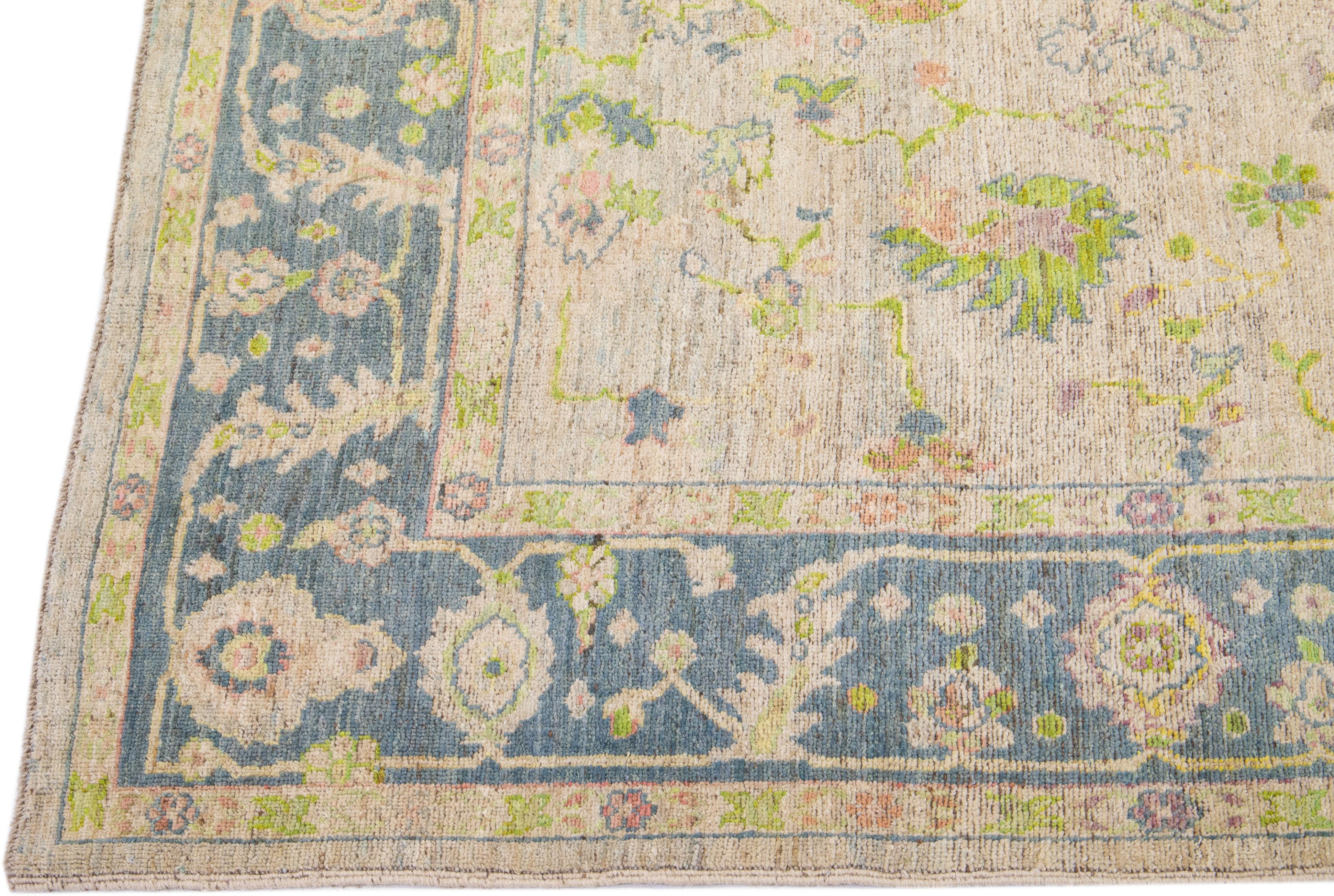 Türkisches Oushak der Moderne  Handgefertigter Beigefarbener Wollteppich mit Blumenmuster im Zustand „Neu“ im Angebot in Norwalk, CT