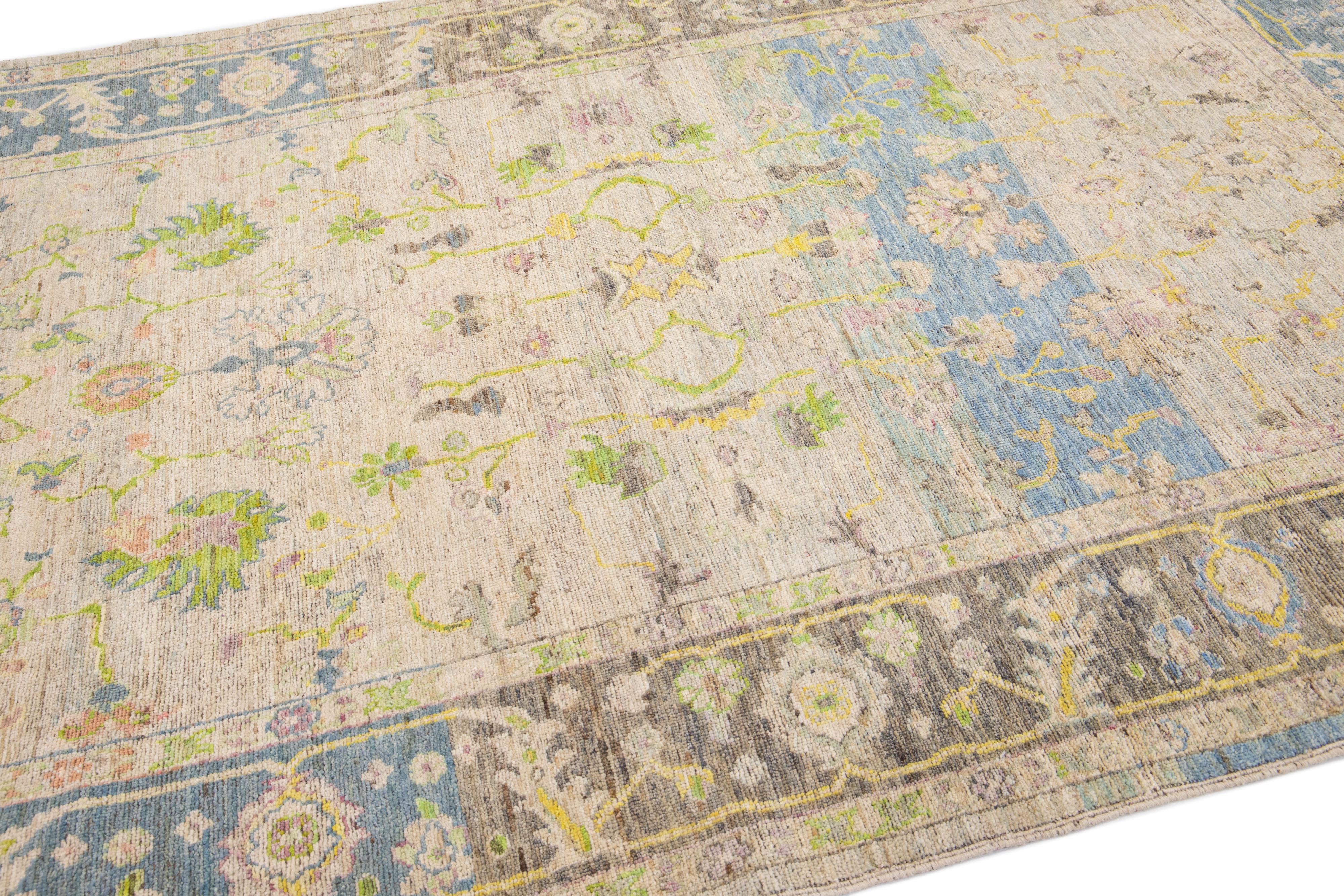 Türkisches Oushak der Moderne  Handgefertigter Beigefarbener Wollteppich mit Blumenmuster (21. Jahrhundert und zeitgenössisch) im Angebot