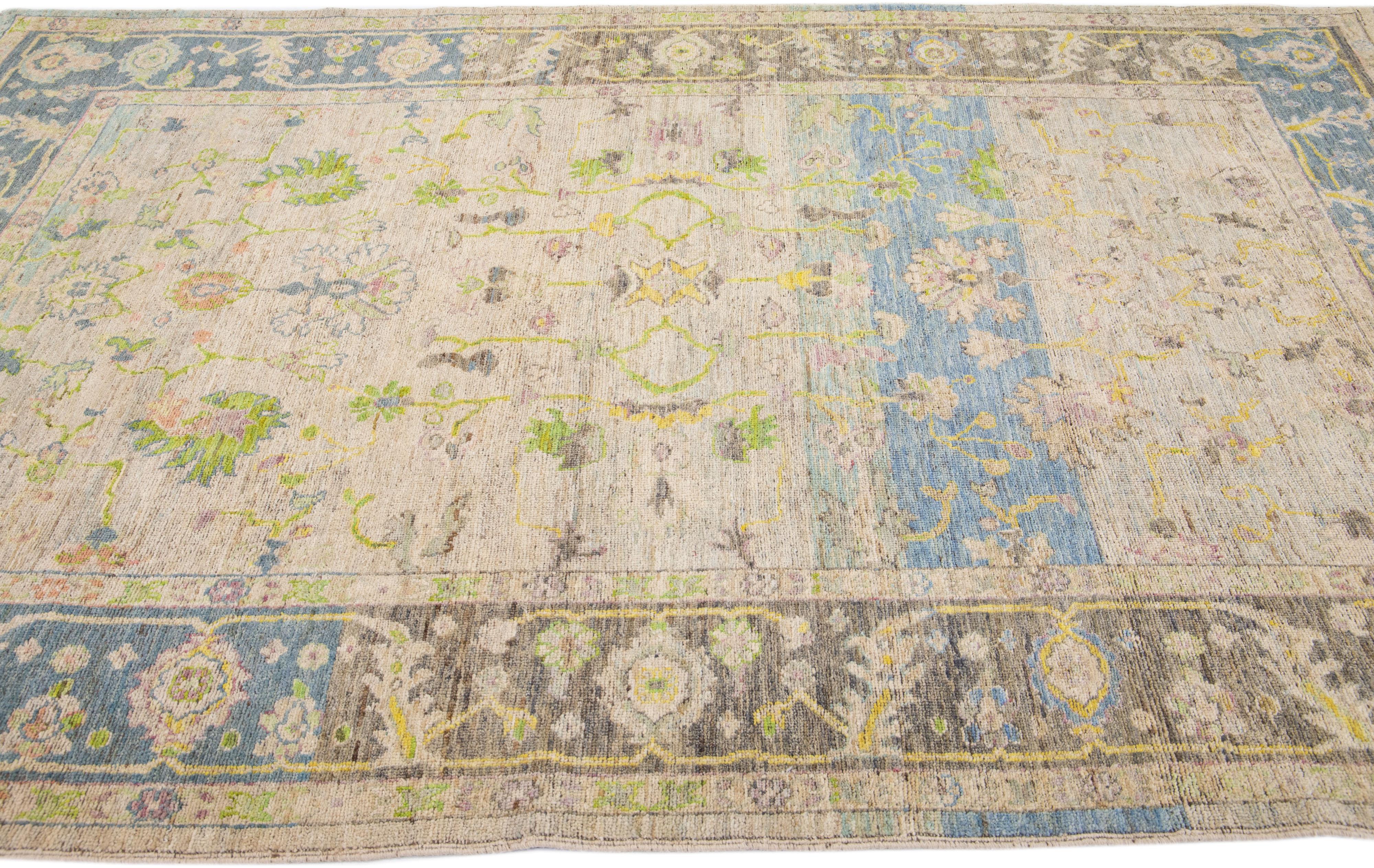 Türkisches Oushak der Moderne  Handgefertigter Beigefarbener Wollteppich mit Blumenmuster (Wolle) im Angebot
