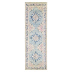 Tapis de couloir moderne turc Oushak en laine à médaillon bleu et rose fait à la main