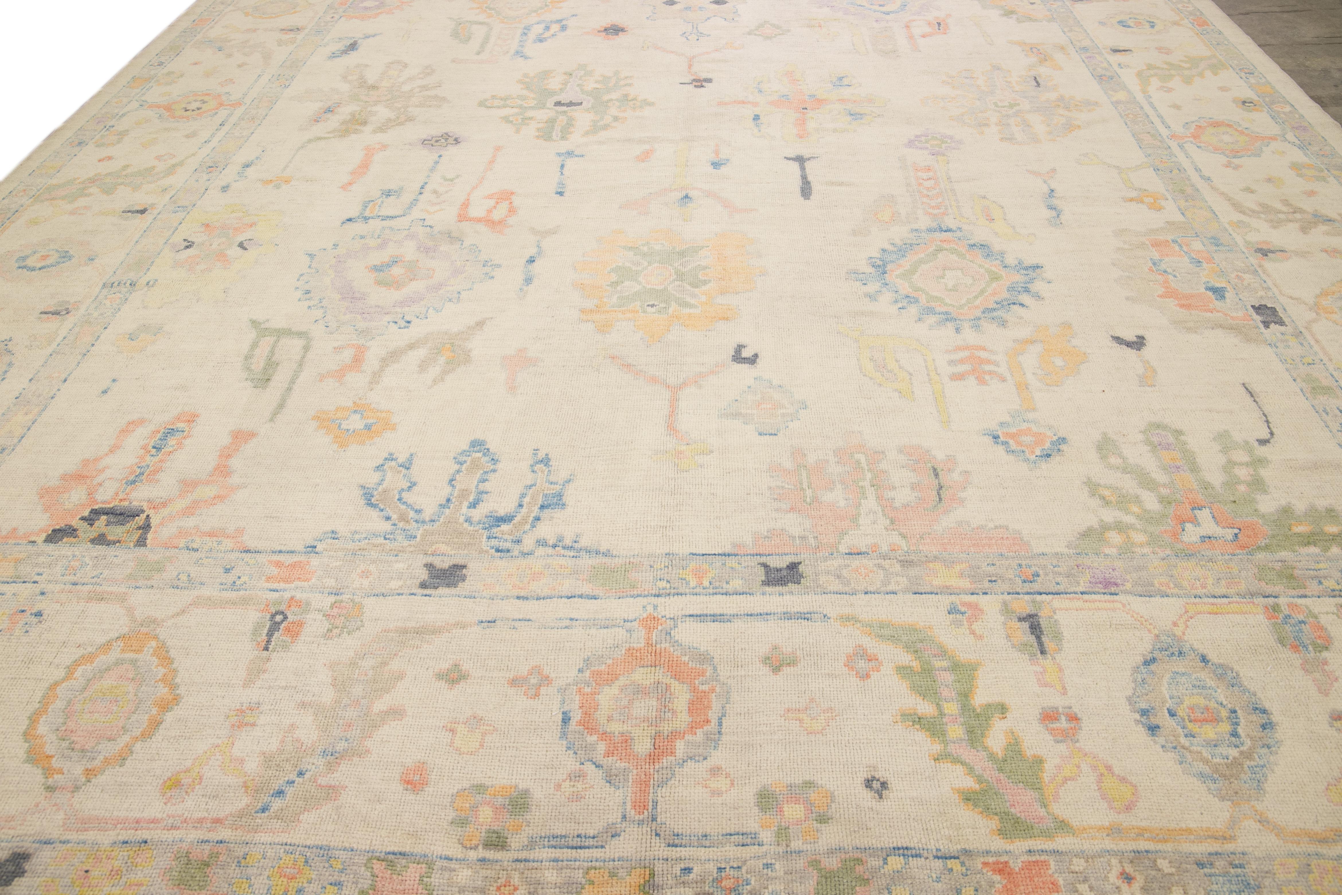 Schöner moderner Oushak-Teppich aus handgeknüpfter Wolle mit beigem Feld. Dieser Oushak-Teppich hat mehrfarbige Akzente auf einem herrlichen geometrischen Blumenmotiv.

Dieser Teppich misst 14'4