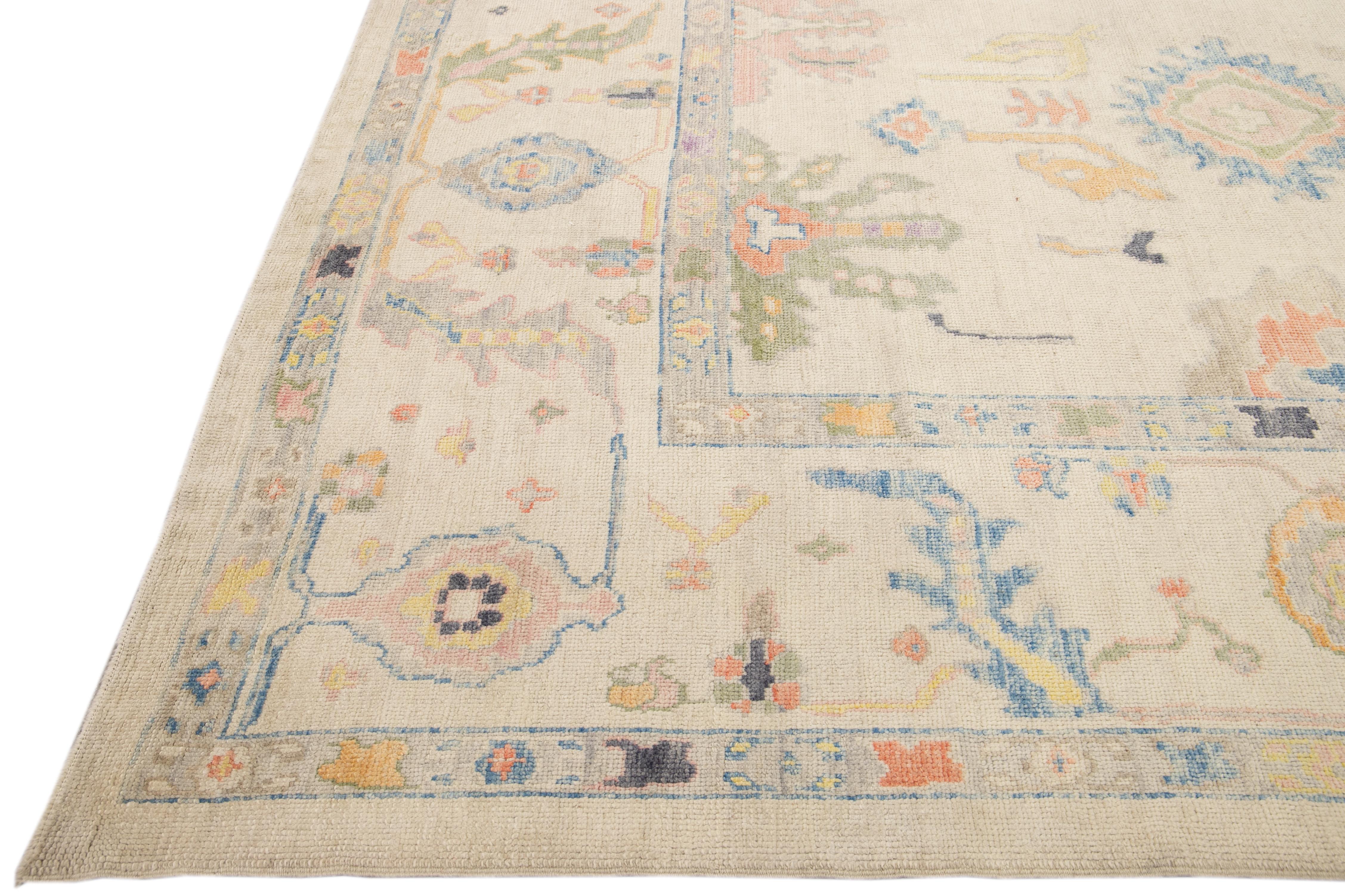 Moderner Türkischer Oushak Handgefertigter Floraler Beige Übergroßer Wollteppich (Handgeknüpft) im Angebot