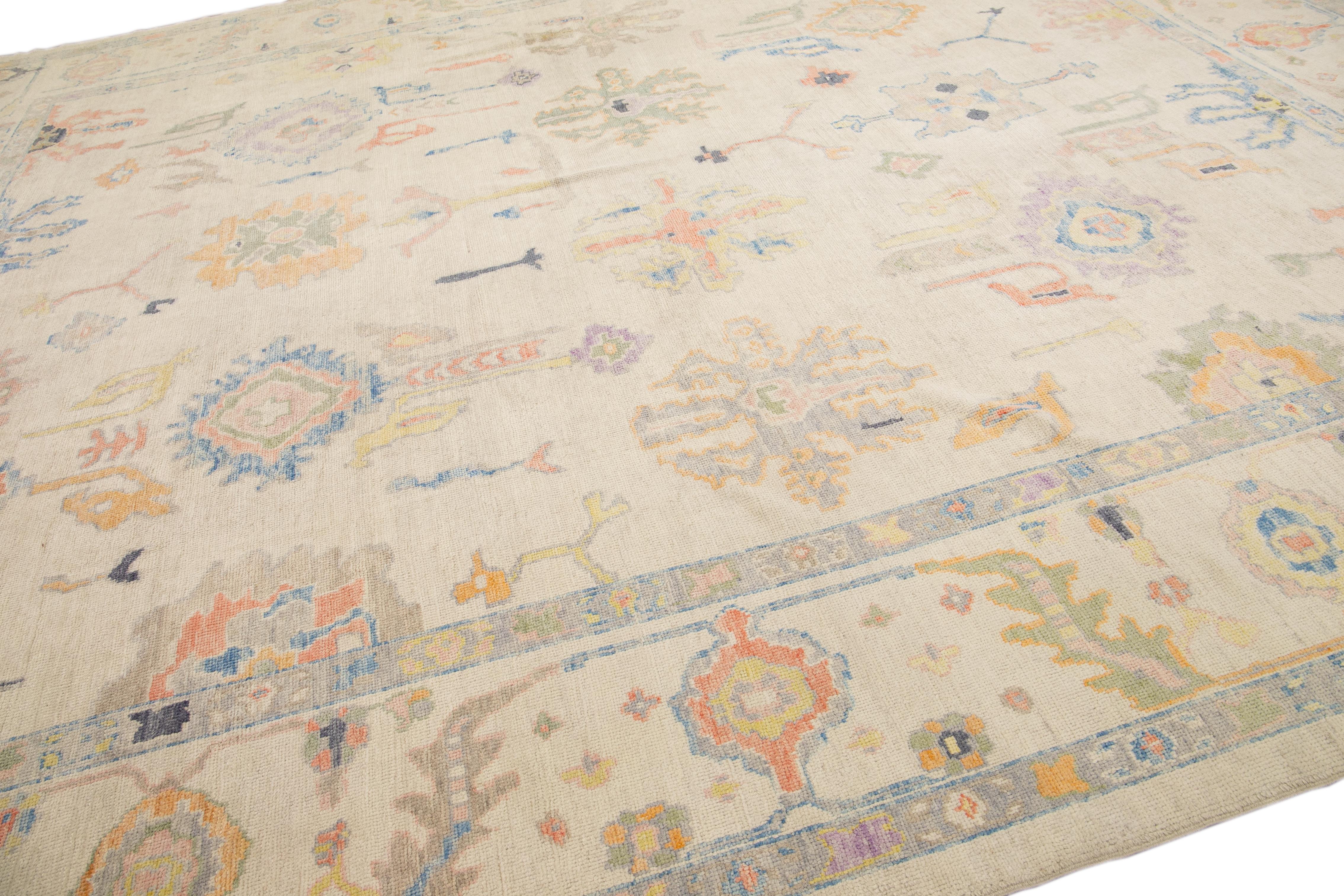 Moderner Türkischer Oushak Handgefertigter Floraler Beige Übergroßer Wollteppich im Zustand „Neu“ im Angebot in Norwalk, CT