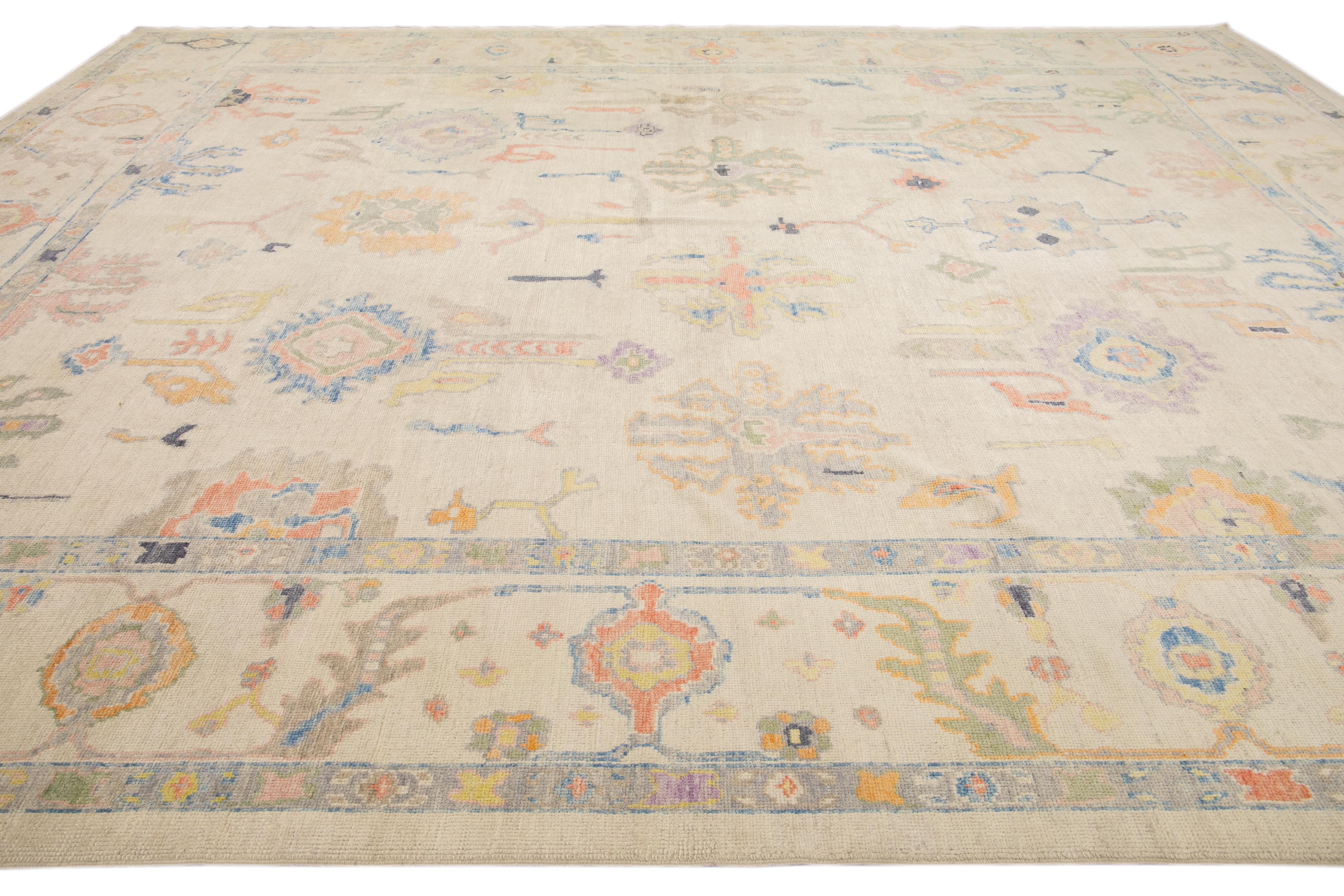 Moderner Türkischer Oushak Handgefertigter Floraler Beige Übergroßer Wollteppich (21. Jahrhundert und zeitgenössisch) im Angebot