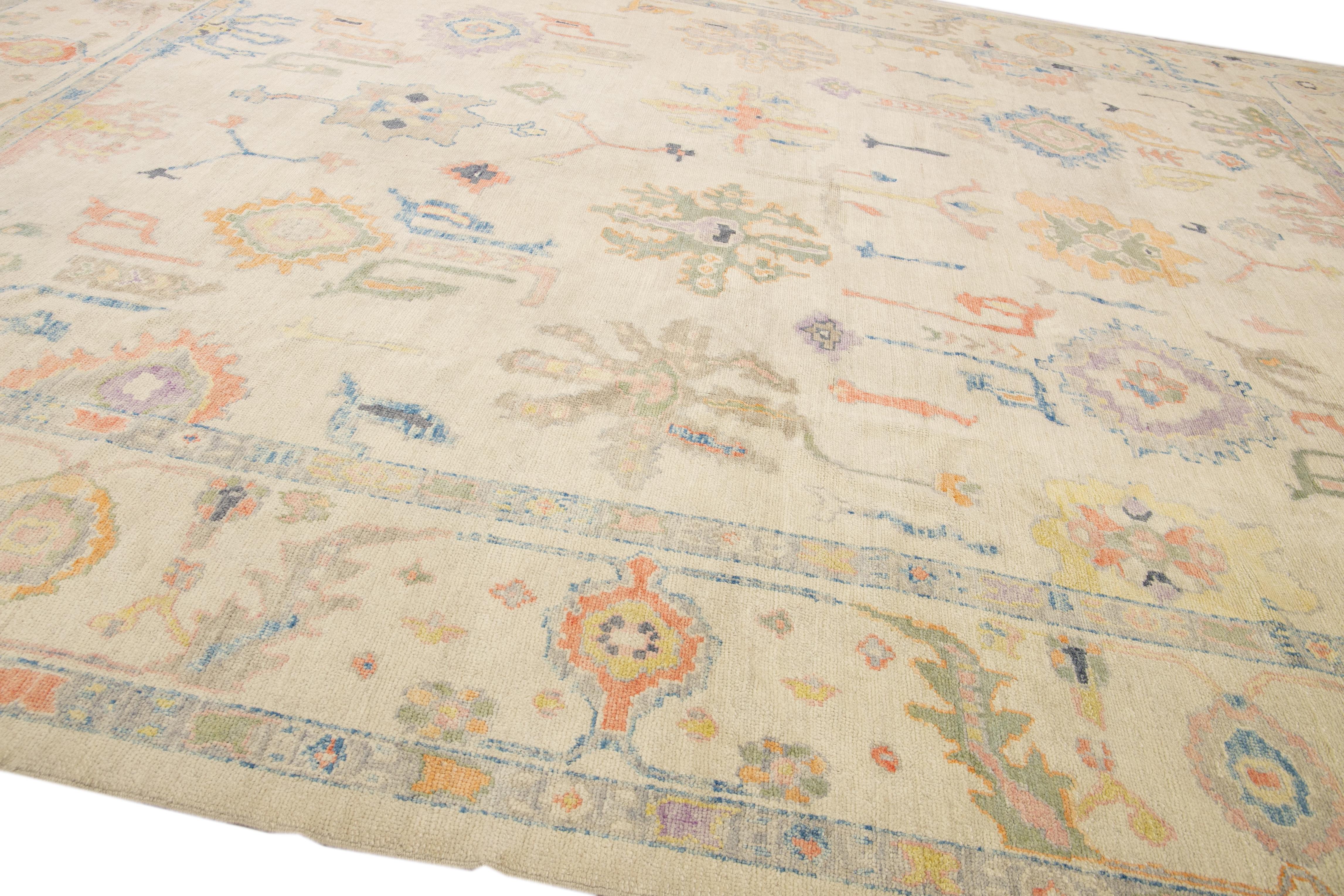 Moderner Türkischer Oushak Handgefertigter Floraler Beige Übergroßer Wollteppich (Wolle) im Angebot