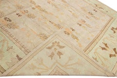 Moderner türkischer Oushak-Wollteppich mit Blumenmotiv, handgefertigt, Beige und Grün
