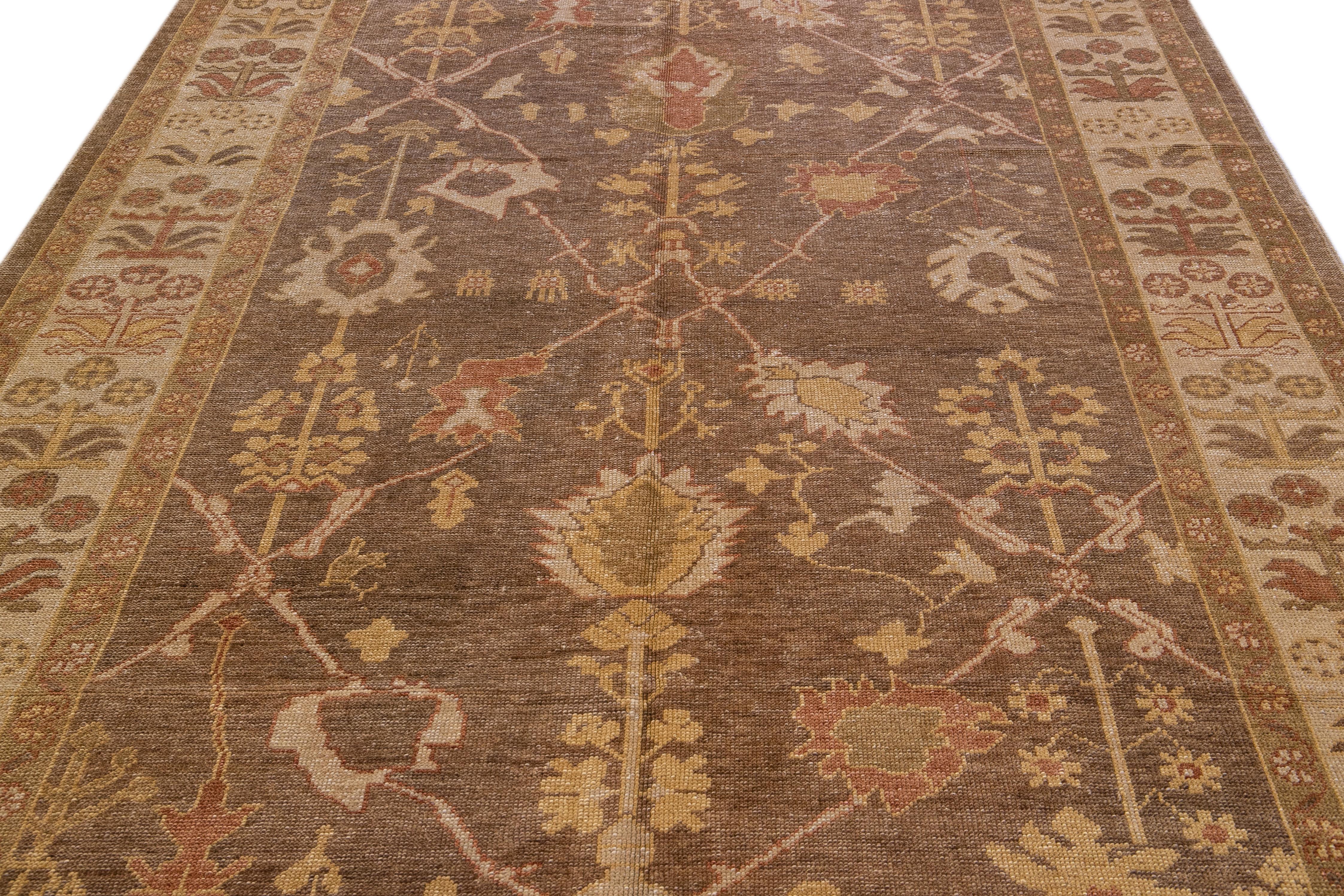 Moderner moderner türkischer Oushak handgefertigter Wollteppich mit geblümtem Motiv in Braun (Türkisch) im Angebot