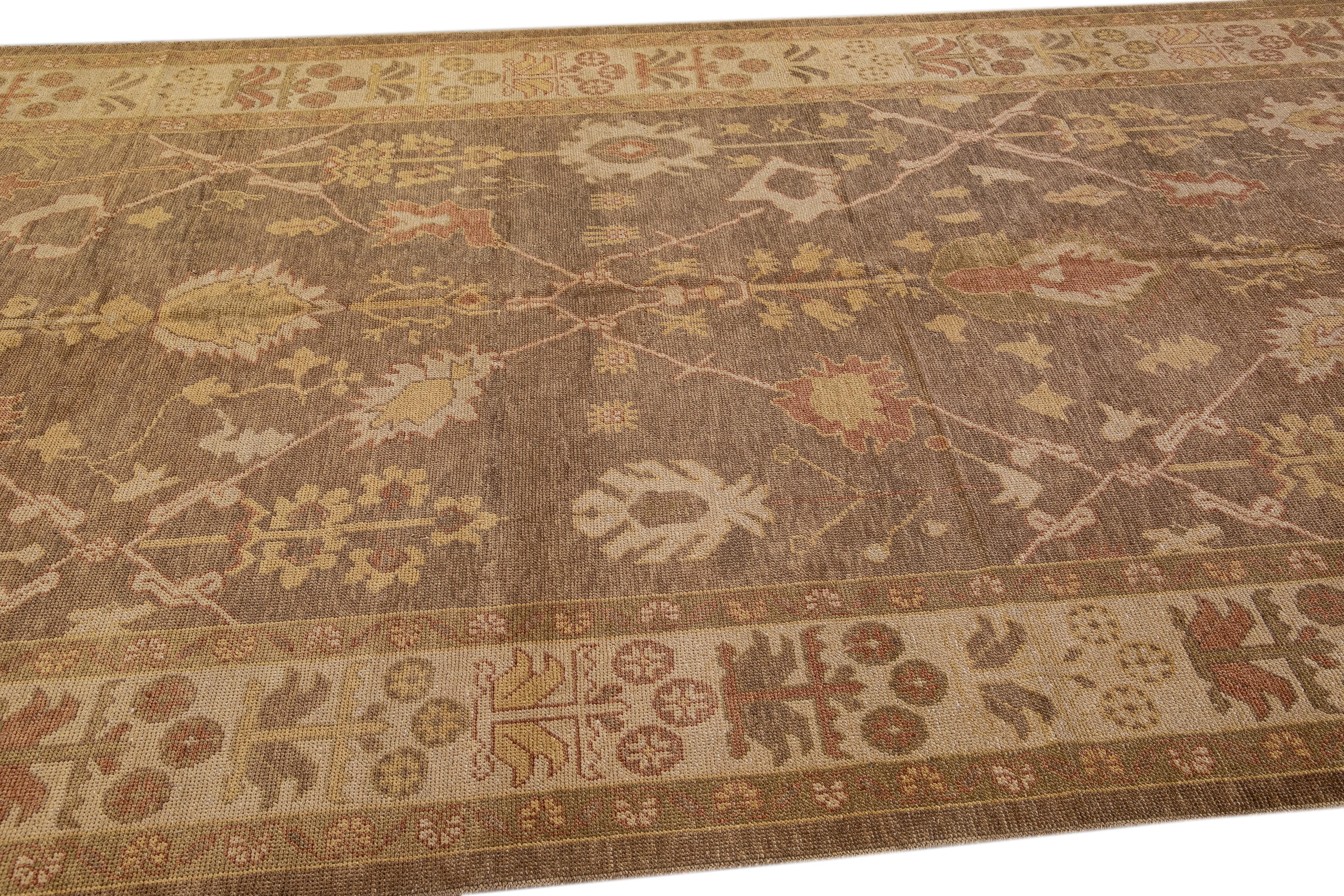 Moderner moderner türkischer Oushak handgefertigter Wollteppich mit geblümtem Motiv in Braun im Zustand „Neu“ im Angebot in Norwalk, CT