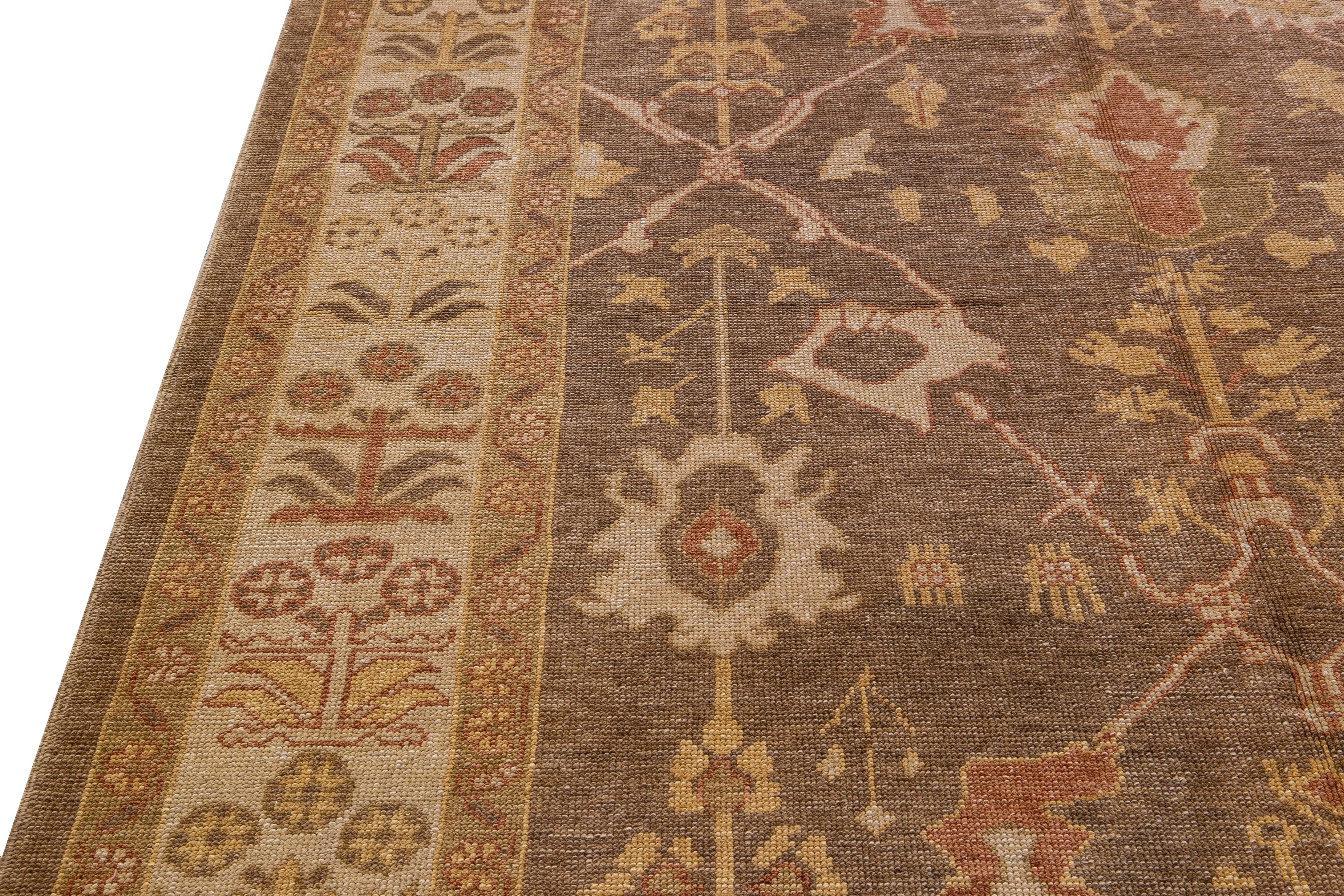 Moderner moderner türkischer Oushak handgefertigter Wollteppich mit geblümtem Motiv in Braun (Wolle) im Angebot