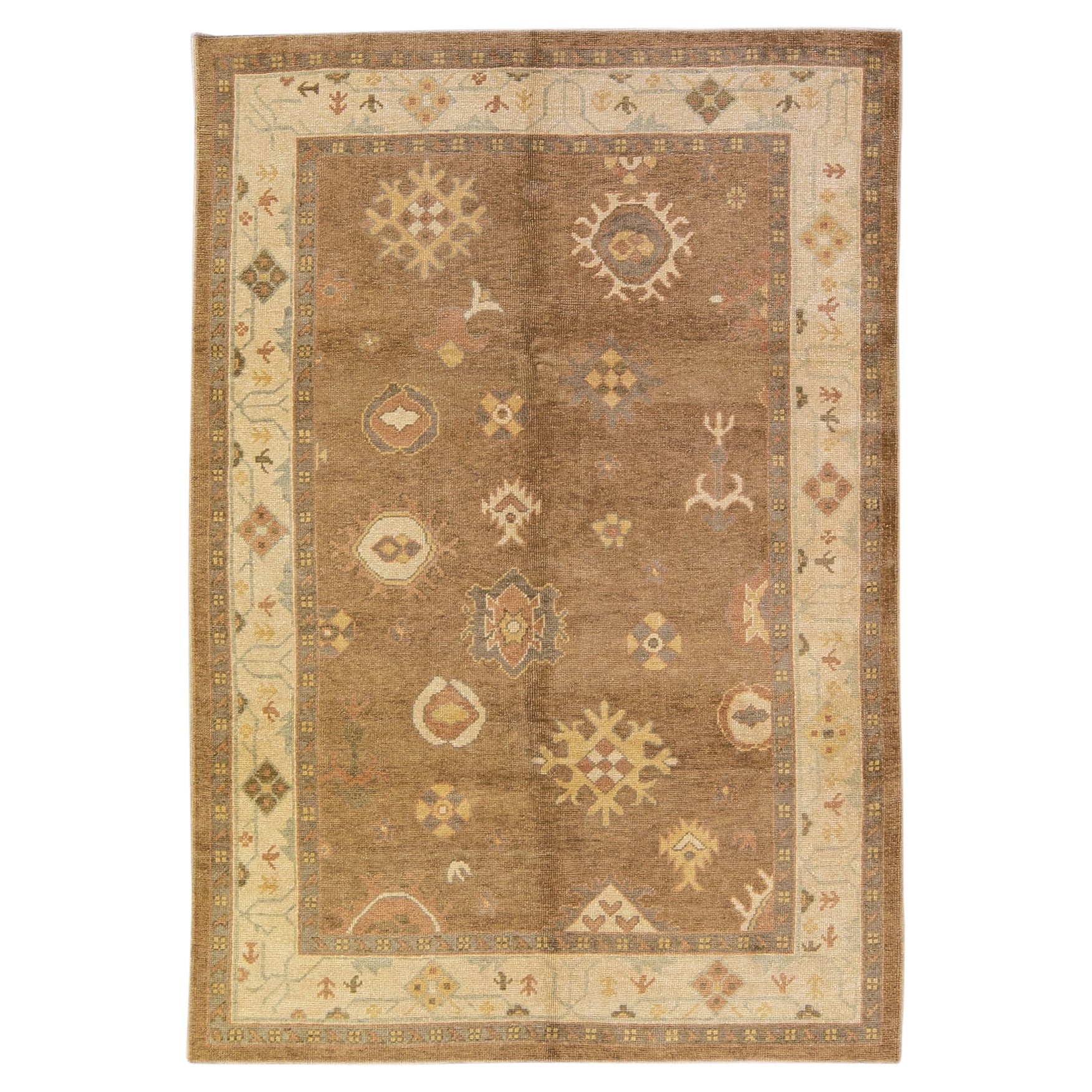 Moderner moderner türkischer handgefertigter Oushak-Teppich aus brauner Wolle mit Blumenmotiv