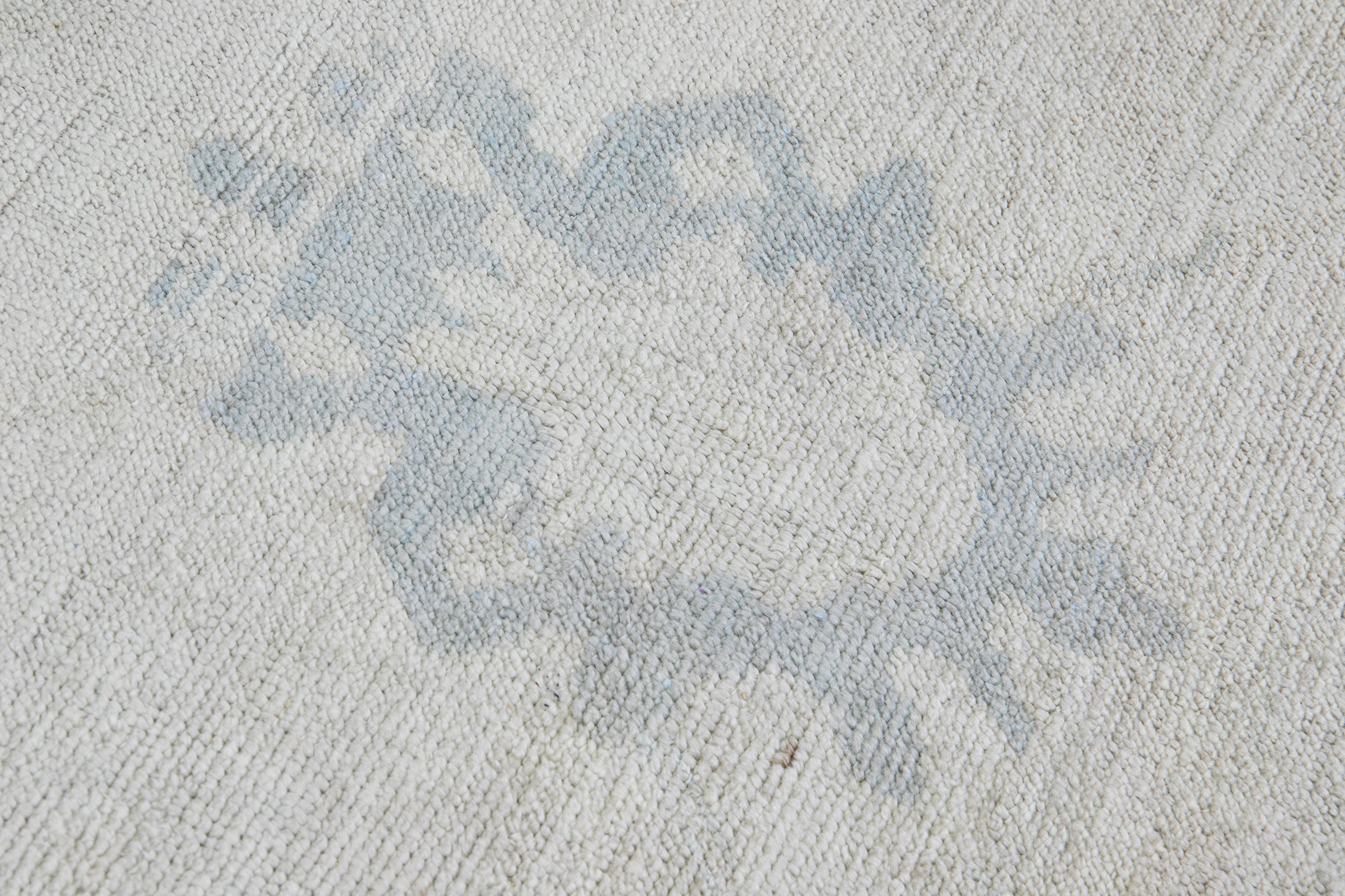 Moderner türkischer Oushak Handgefertigter Oversize-Wollteppich mit Blumenmotiv in Grau im Angebot 1